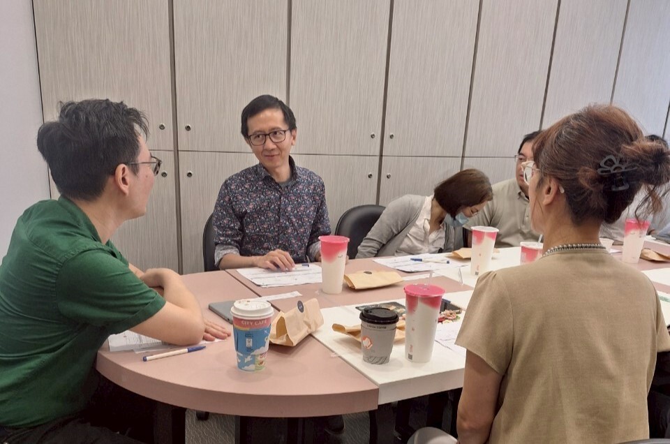 Prof. Ivan Stefano (second from left) provided a detailed explanation of the classroom observation mechanism at The Ohio State University.
