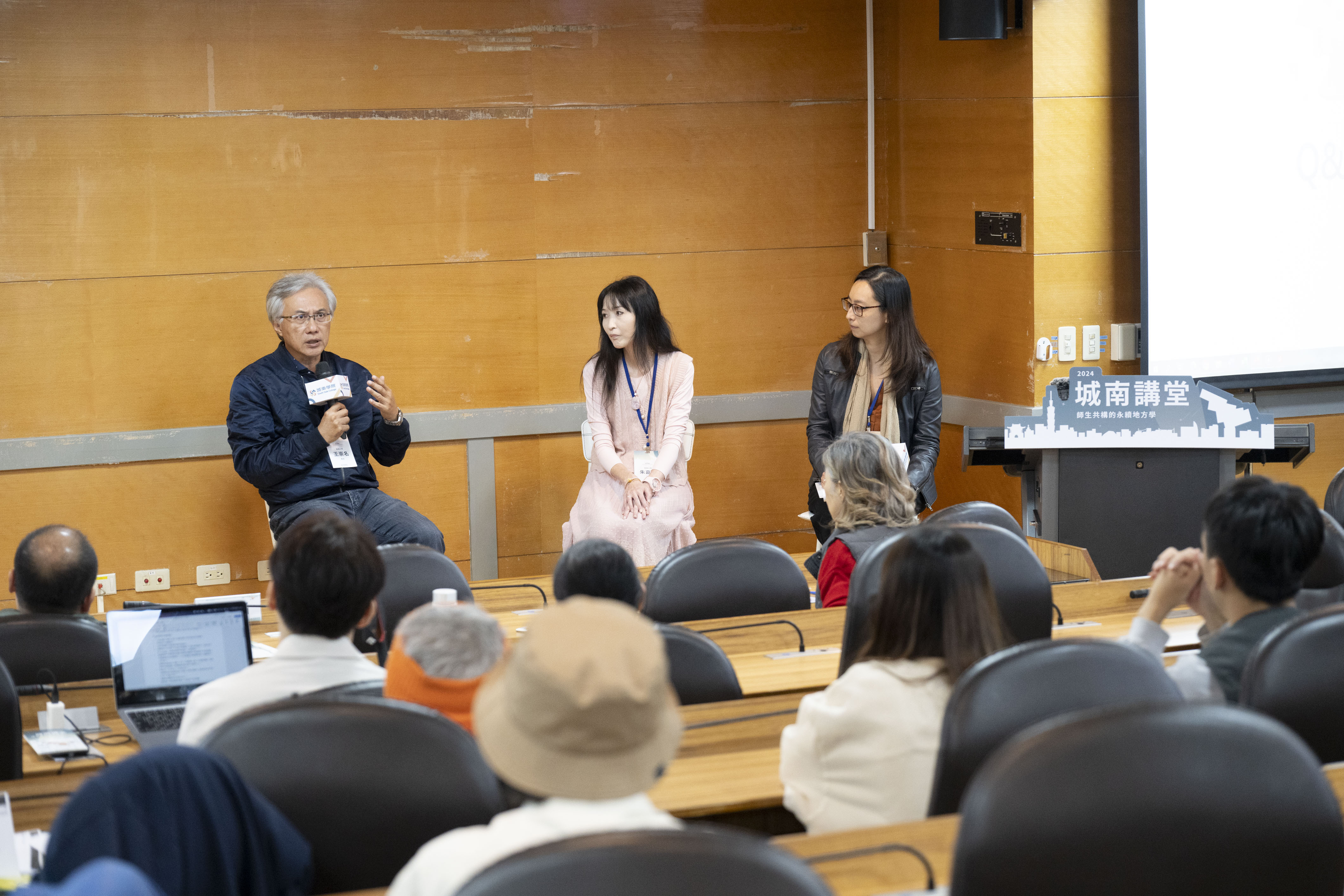 Dr. Chung-Ming Wang (first from left), Director of the Center for General Education of Tunghai University, shares valuable experiences on the transformation and implementation of general education.