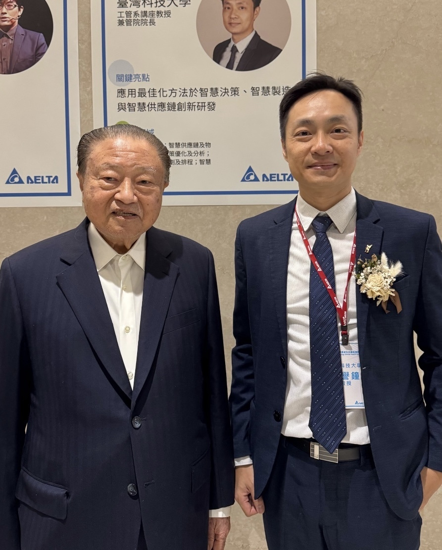 Taiwan Tech Professor Yu-Chung Tsao (right) was awarded the “2024 Delta Young Technology Scholar Award”, pictured with Delta Electronics Founder Chonghua Cheng (Bruce C.H. Cheng) (left).