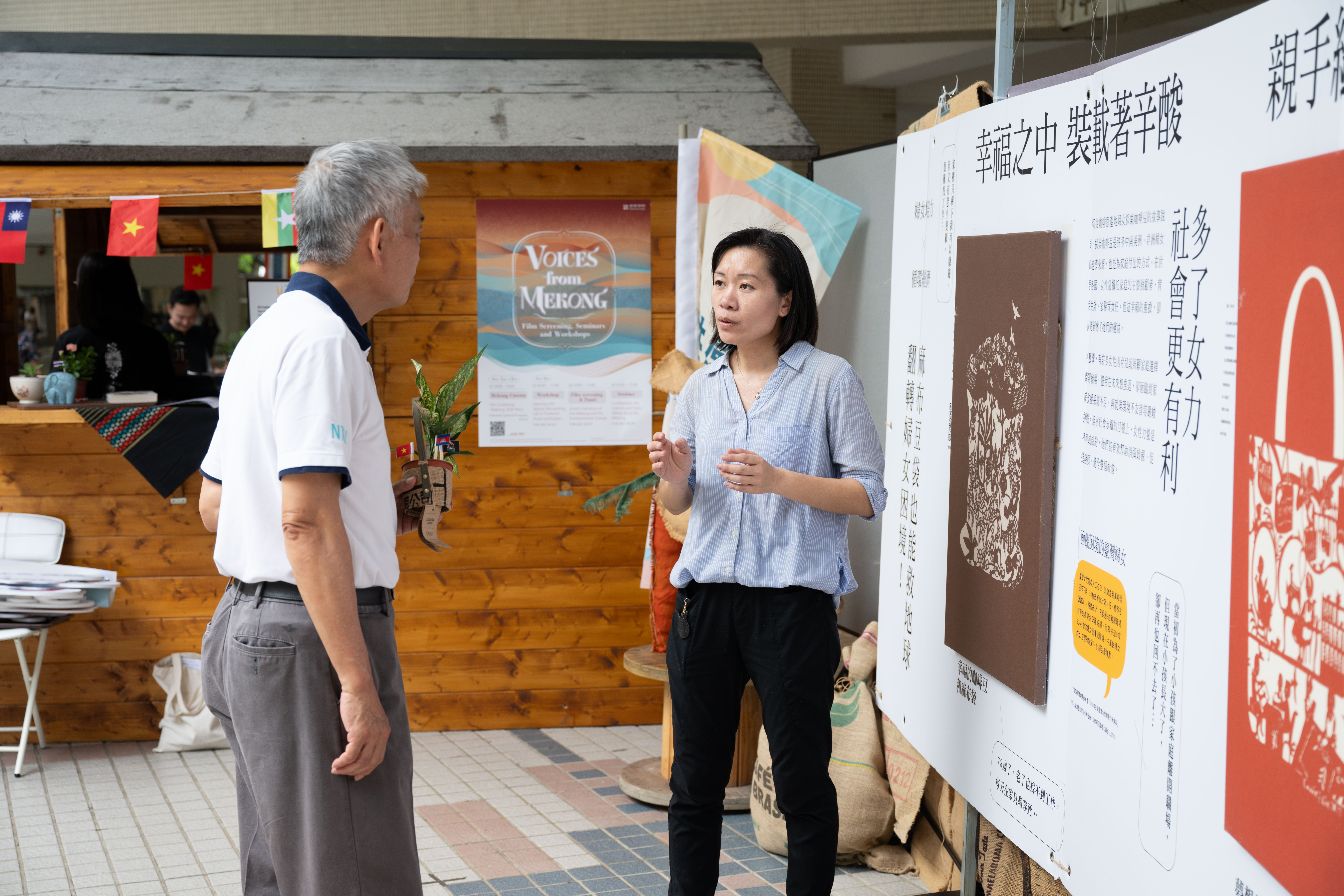 Reed Women’s Power Secretary-General Ning Hong (right) introduces the exhibition content to Vice President Jhy-Chern Liu (left).