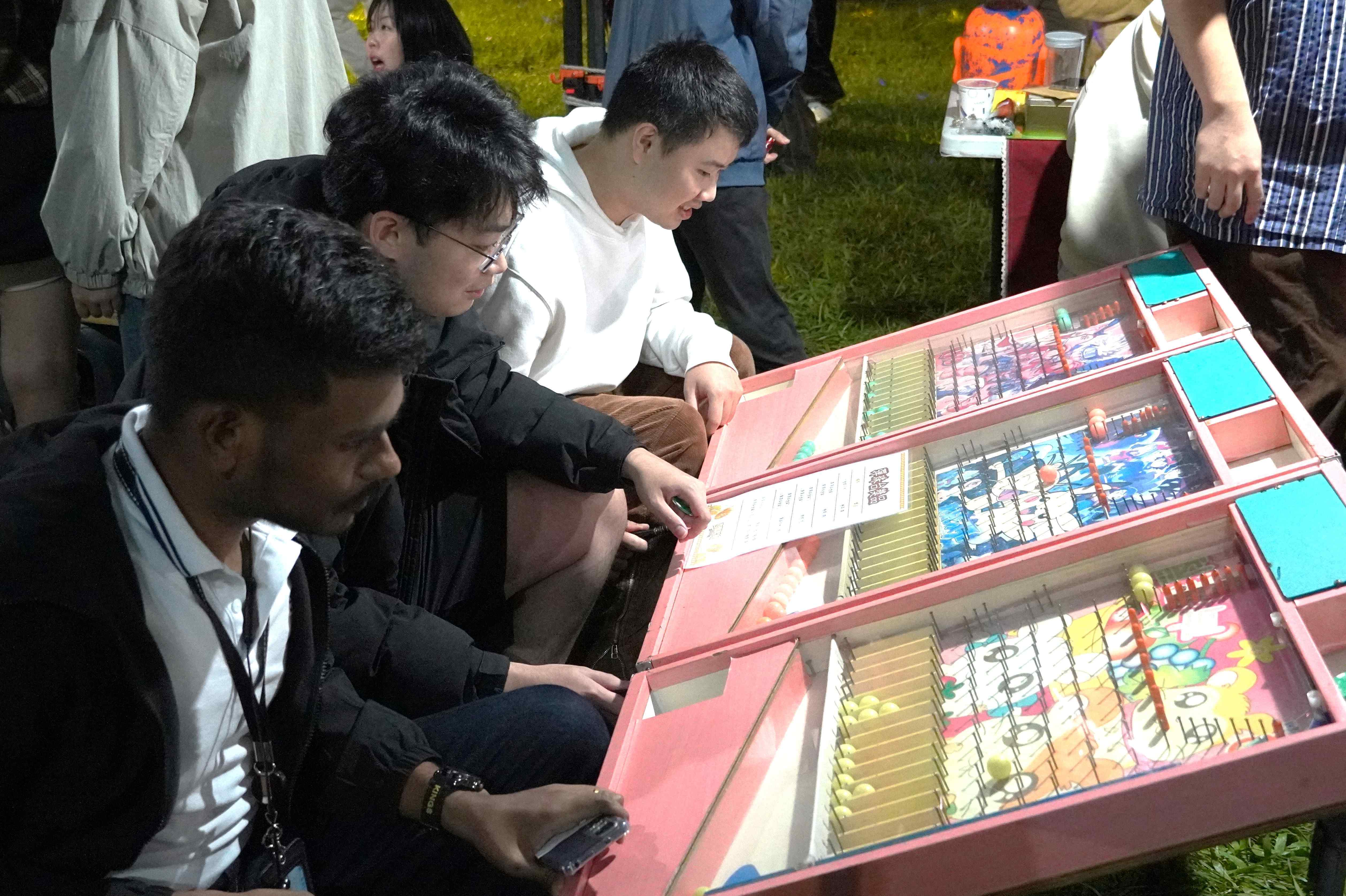 The student association set up a retro pinball booth, allowing both local and international students to experience and relive classic night market games.