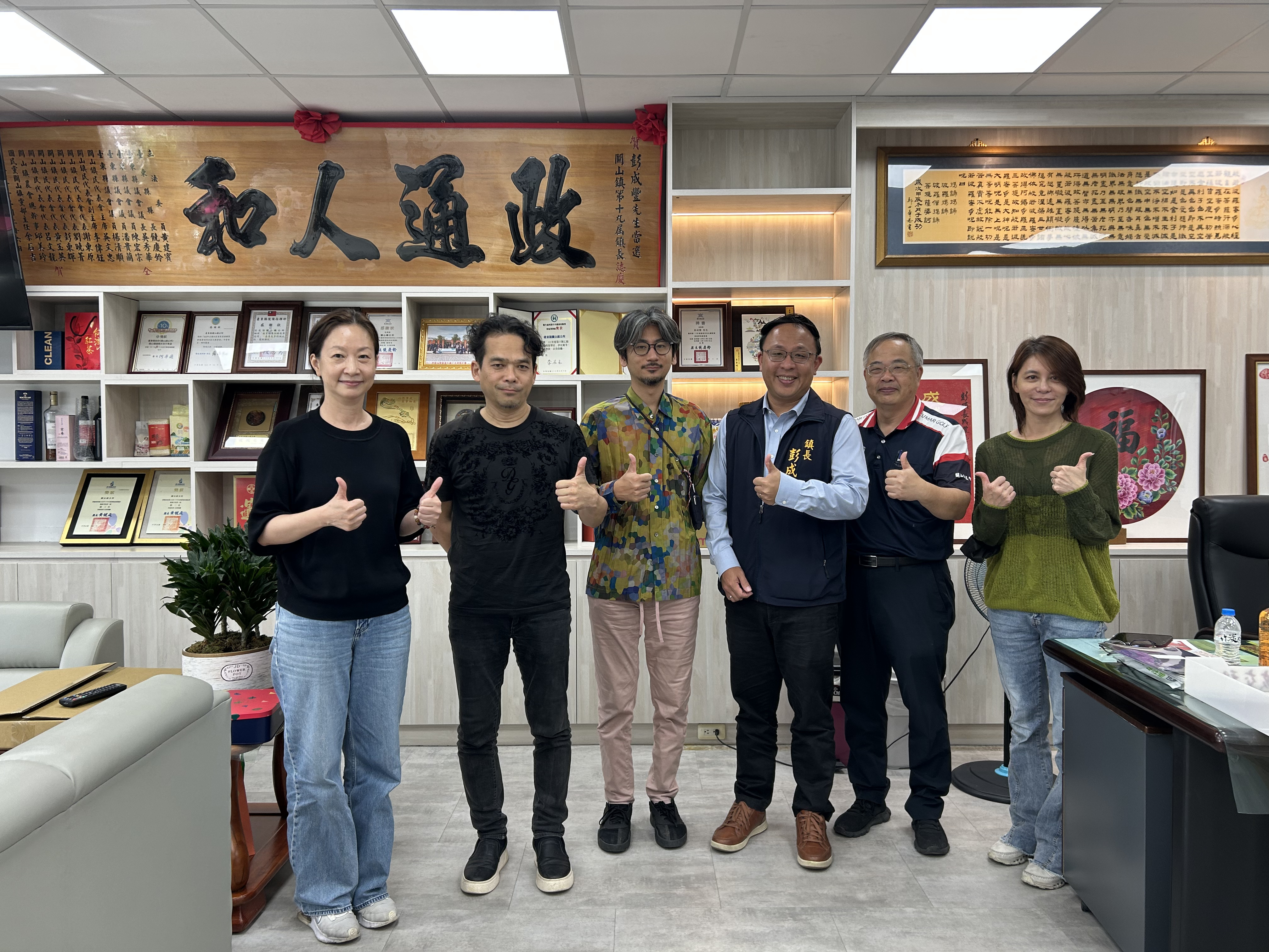 The Department of Architecture at Taiwan Tech led its Japanese partners to Guanshan to sign the MOU with the Guanshan Township Office and the Guanshan Township Farmers’ Association. From left to right: Assistant Professor Fu-Fei Yang (Project Assistant Professor), Professor Ryuichi Ashizawa of the University of Shiga Prefecture, Associate Professor Taishi Watanabe of Waseda University, Guanshan Township Mayor Cheng-Feng Peng, Director Yen-Fang Peng of the Leisure and Tourism Division of the Guanshan Township Farmers’ Association, and Director Li-Chuan Teng of the Guanshan Township Parks Management Office.