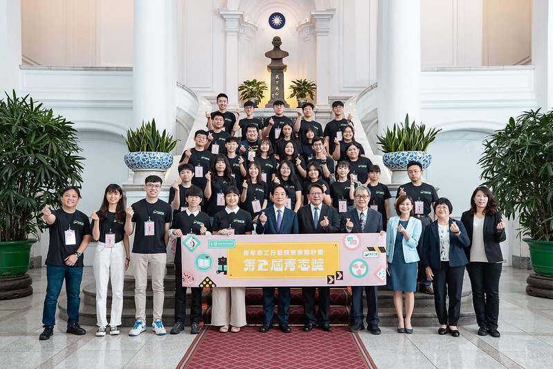 President Lai Ching-te meets with the “Youth Volunteer Award” recipients. Taiwan Tech's Sweet Potato Ball Volunteer Team leader, Yu-Hsuan Liao (back row, far right), accepted the honor on behalf of the team. Photo courtesy of the Office of the President.