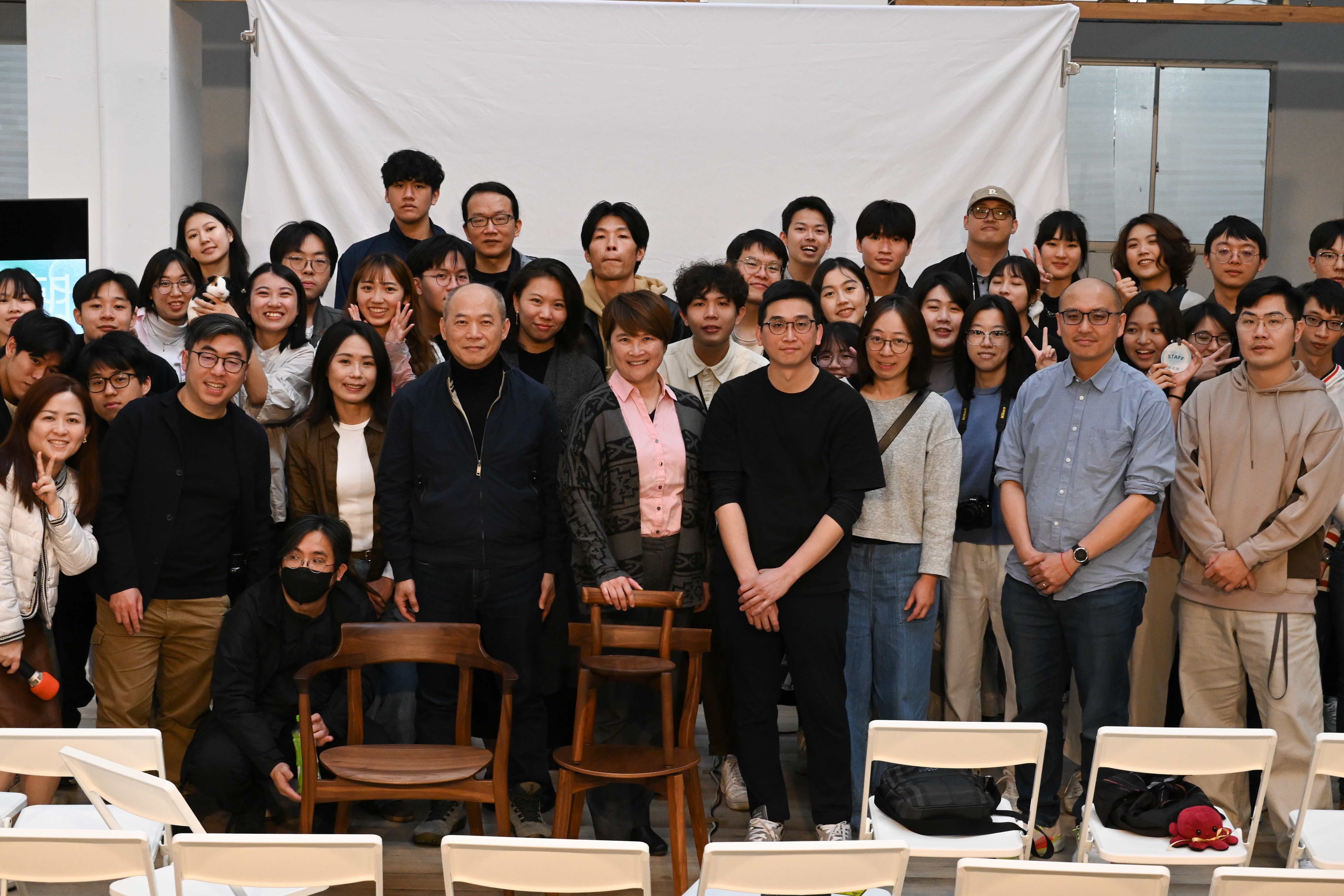 On the occasion of Taiwan Tech's 50th anniversary and nearly 30 years since the founding of the Department of Design, Yi-Fu Chen donated the Hirundo Chair, adding another classic to the “Classic Classroom”. The photo shows the photo of the 2025 alumni reunion group from the Department of Design.