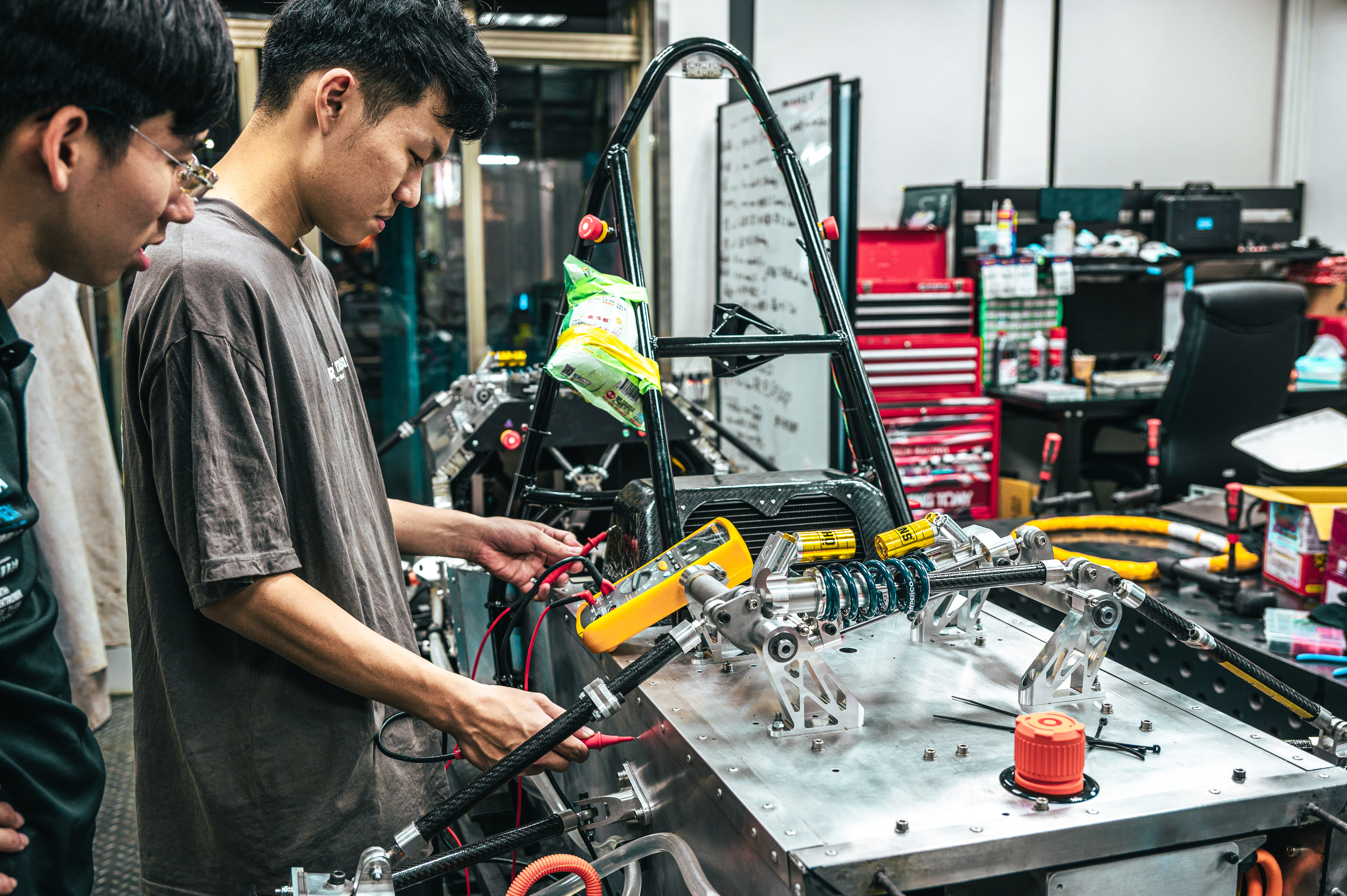 The team developed a high-efficiency inverter in-house to optimize energy conversion between the battery and motors, giving the new car faster acceleration and improved handling performance - a testament to the team’s strong capabilities in engineering integration and independent innovation.