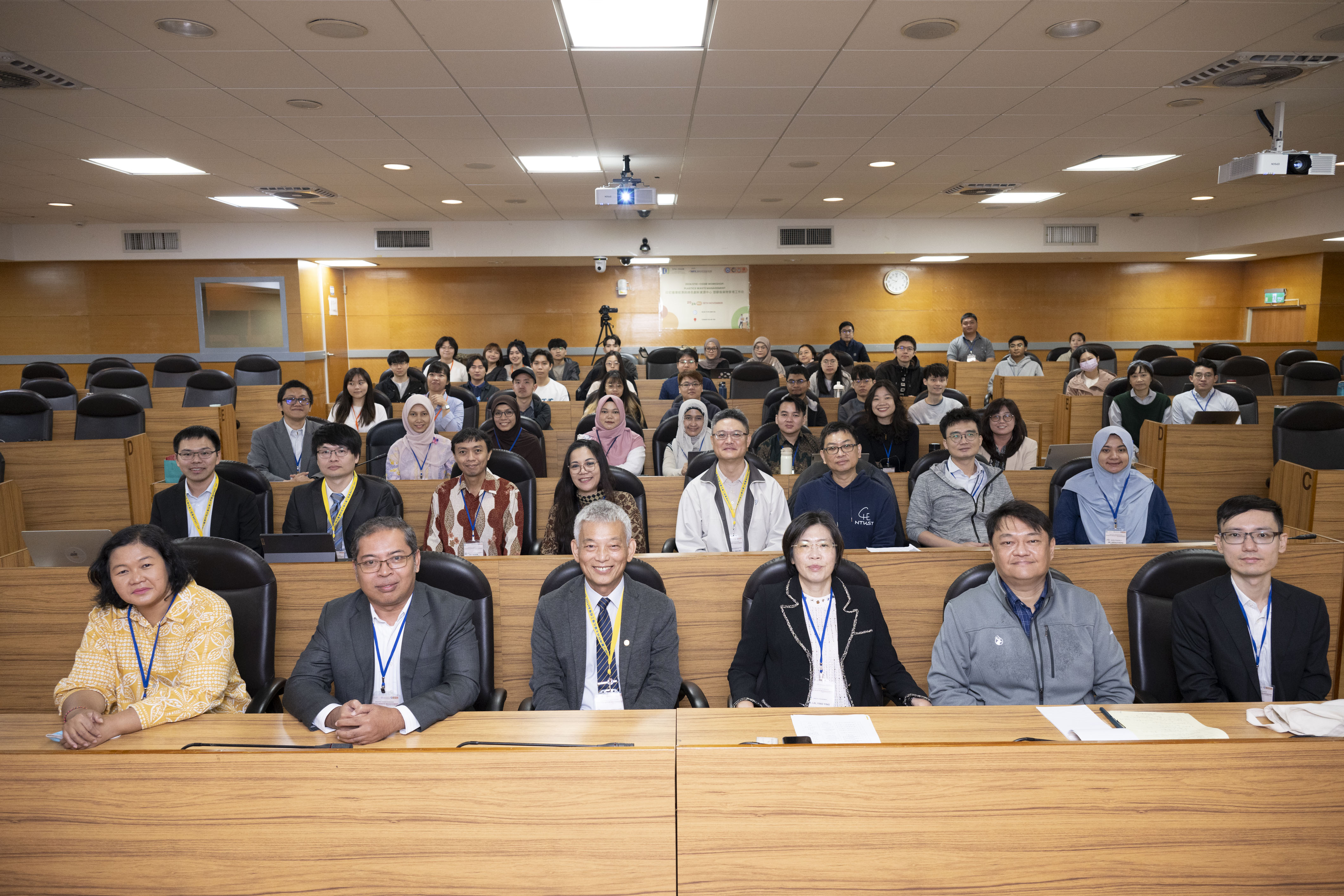 The “Plastic Waste Management Workshop” was held from November 18 to 20 by the Taiwan-Indonesia Science and Technology Innovation Center at Taiwan Tech. Front row, from left to right: Professor Wawa, Deputy Director of the Taiwan-Indonesia Science and Technology Innovation Center; Dr. Joddy Arya Laksmono, Director of the Polymer Technology Center at Indonesia’s National Research and Innovation Agency; Taiwan Tech Vice President Jhy-Chern Liu; Director Ying-Ying Lai of the Resource Recycling Department, Ministry of Environment; Section Chief Jun-Rong Chen of the Resource Recycling Department, Ministry of Environment; and Section Chief You-Rong Huang of the Resource Recycling Department, Ministry of Environment.