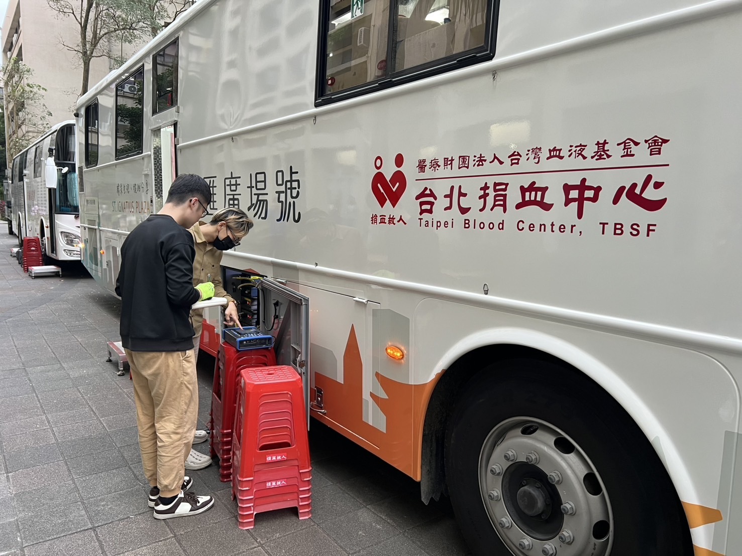 According to data analysis from Taiwan Tech’s research team, the electric blood donation vehicle reduces carbon emissions by approximately 44.7% compared to traditional diesel-powered blood donation vehicles.