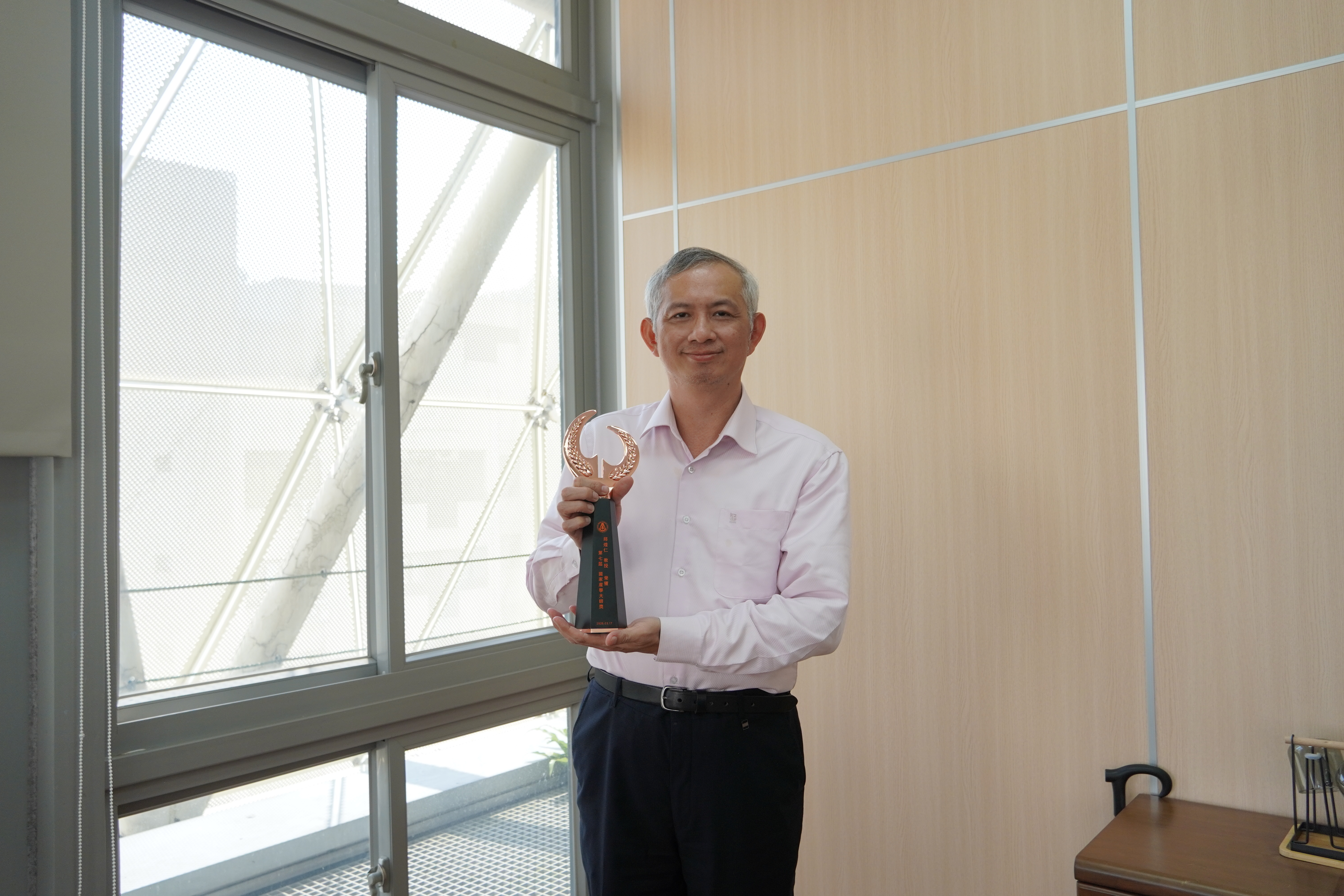 Professor Huang-Jen Chiu, Dean of Taiwan Tech’s Industry-Academia Innovation College, receives the National Industry-Academia Master Award.