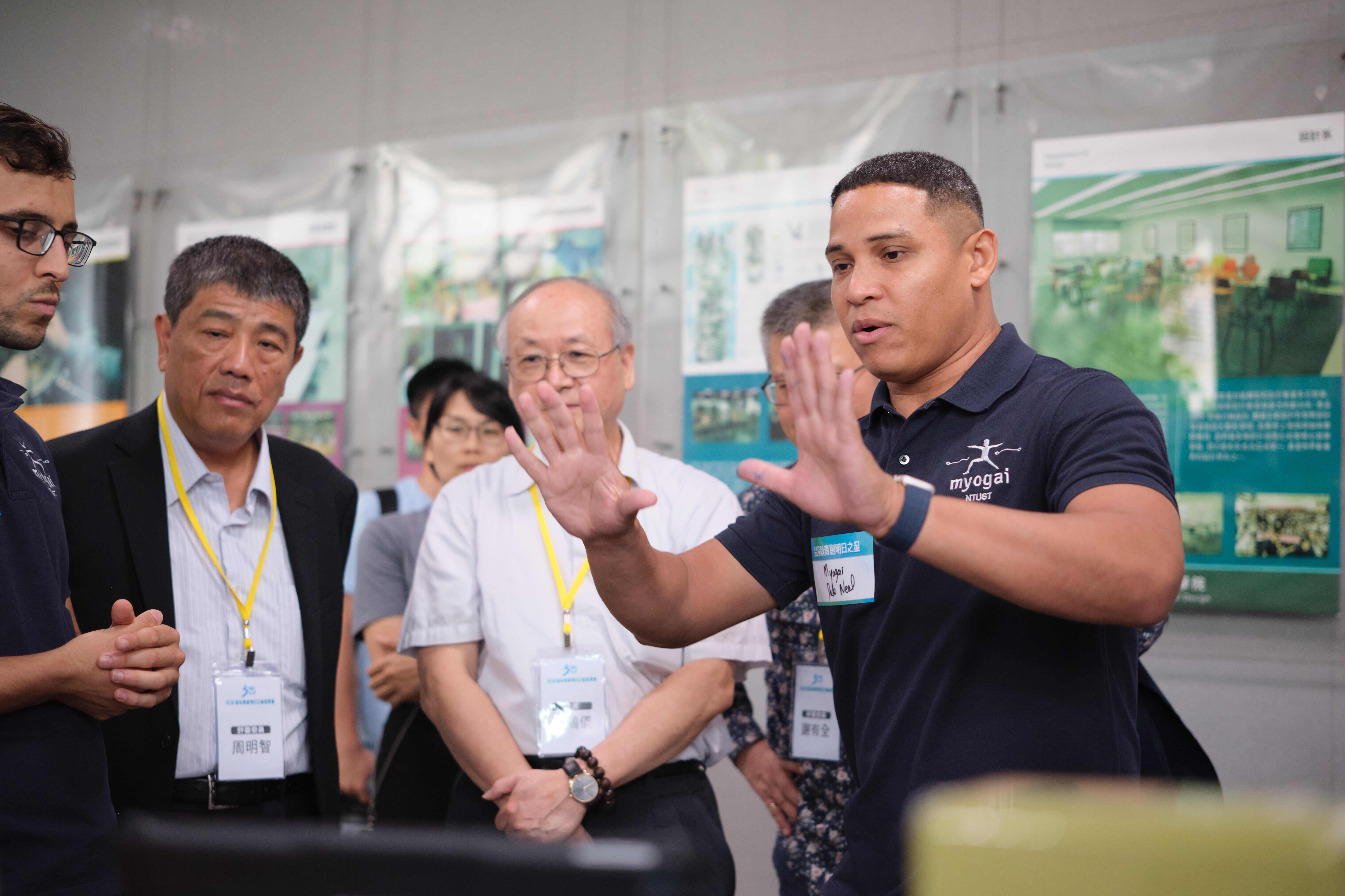 Dale Neal presents and explains the Myogai platform to the judges.