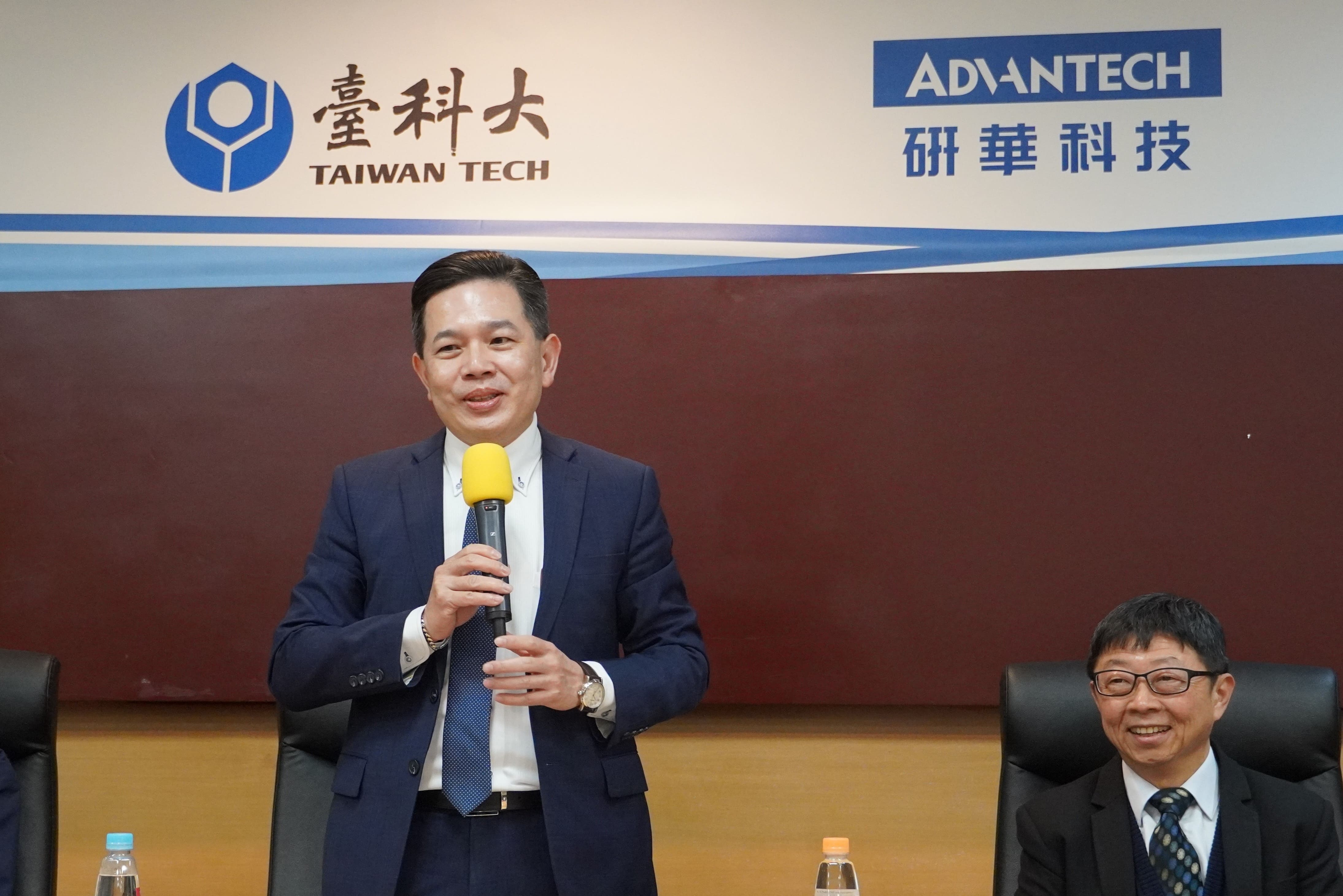 Advantech Embedded IoT Group General Manager Jia-Hao Chang delivered a speech.