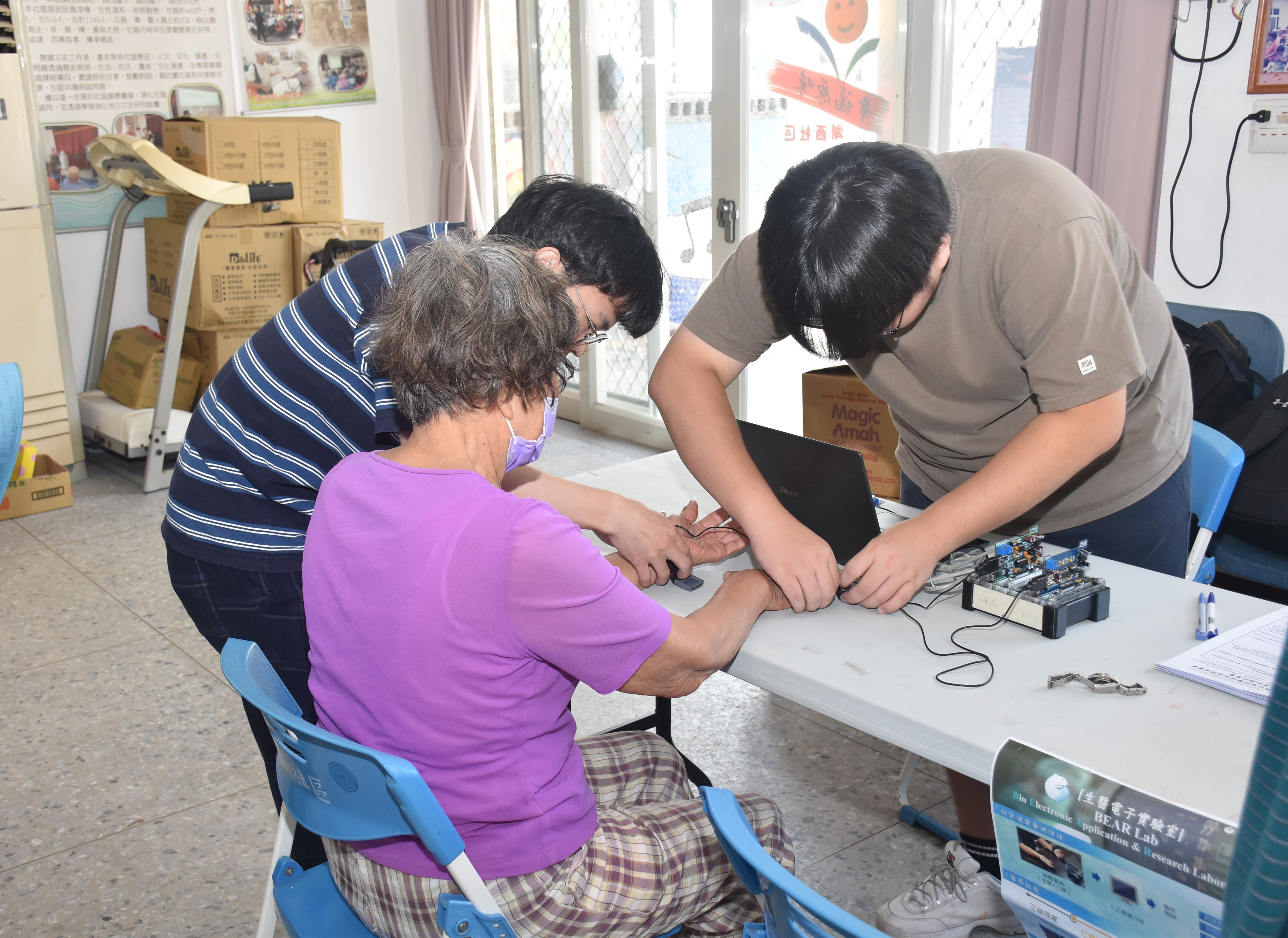 The device’s overall manufacturing and operational costs are relatively low, making it particularly suitable for community health screenings, rural and remote medical services, and long-term care settings, helping individuals receive early warnings in the initial stages of disease. The image shows the team conducting cognitive and vascular assessments for older adults at a health screening site in Huxi Township, Penghu.