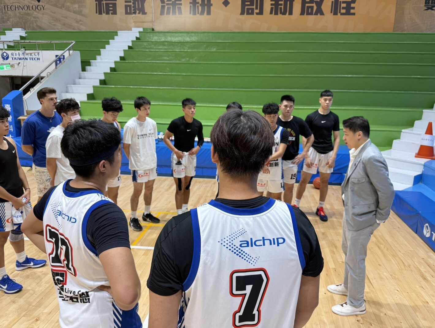 Alchip Chairman and CEO Hsiang-Lin Shen (right) encouraged Taiwan Tech basketball team members to manage their time effectively between academics and sports, cultivate teamwork and self-discipline, and continuously strive for excellence and personal growth.