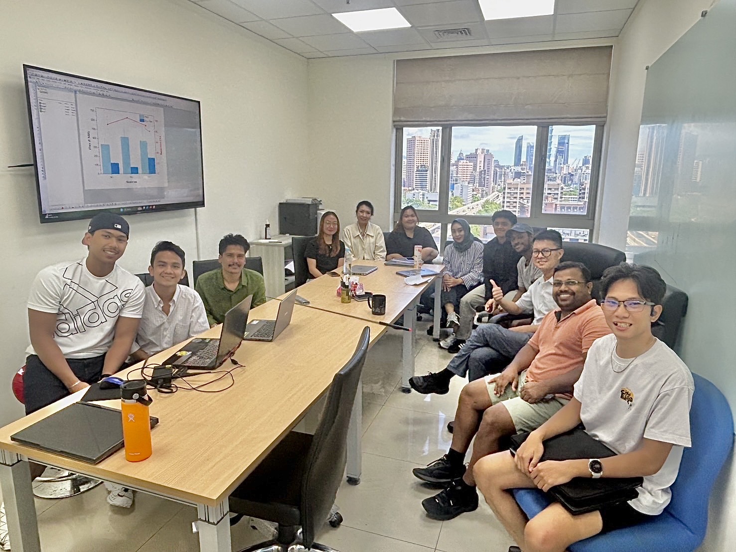 Professor Wei-Song Hung (third from right) frequently holds meetings and discussions with international students.