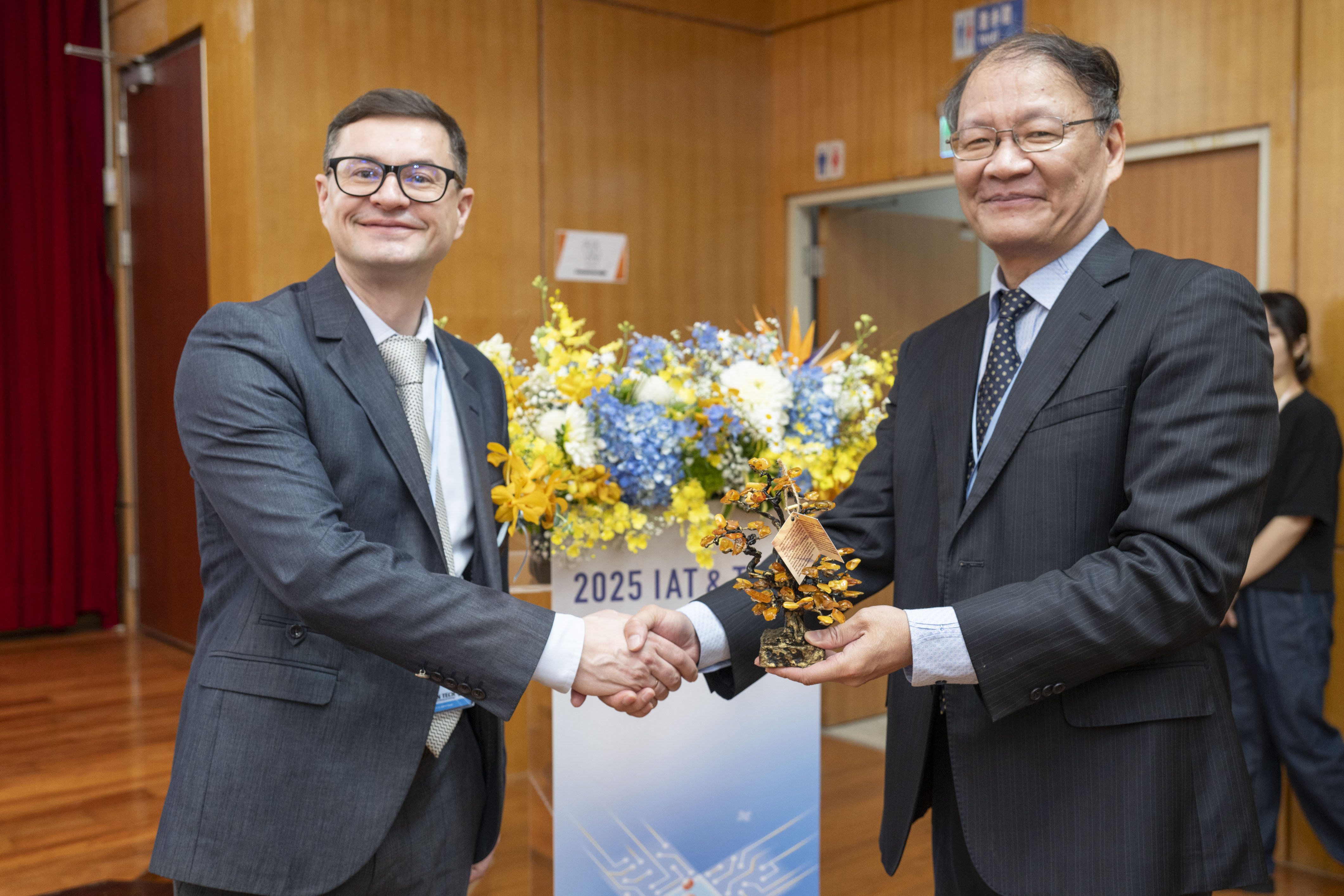 Prof. Vaidotas Vaišis (Director of the Science and Research Office) (left) presented a souvenir to Taiwan Tech on behalf of Vilnius Gediminas Technical University in Lithuania.