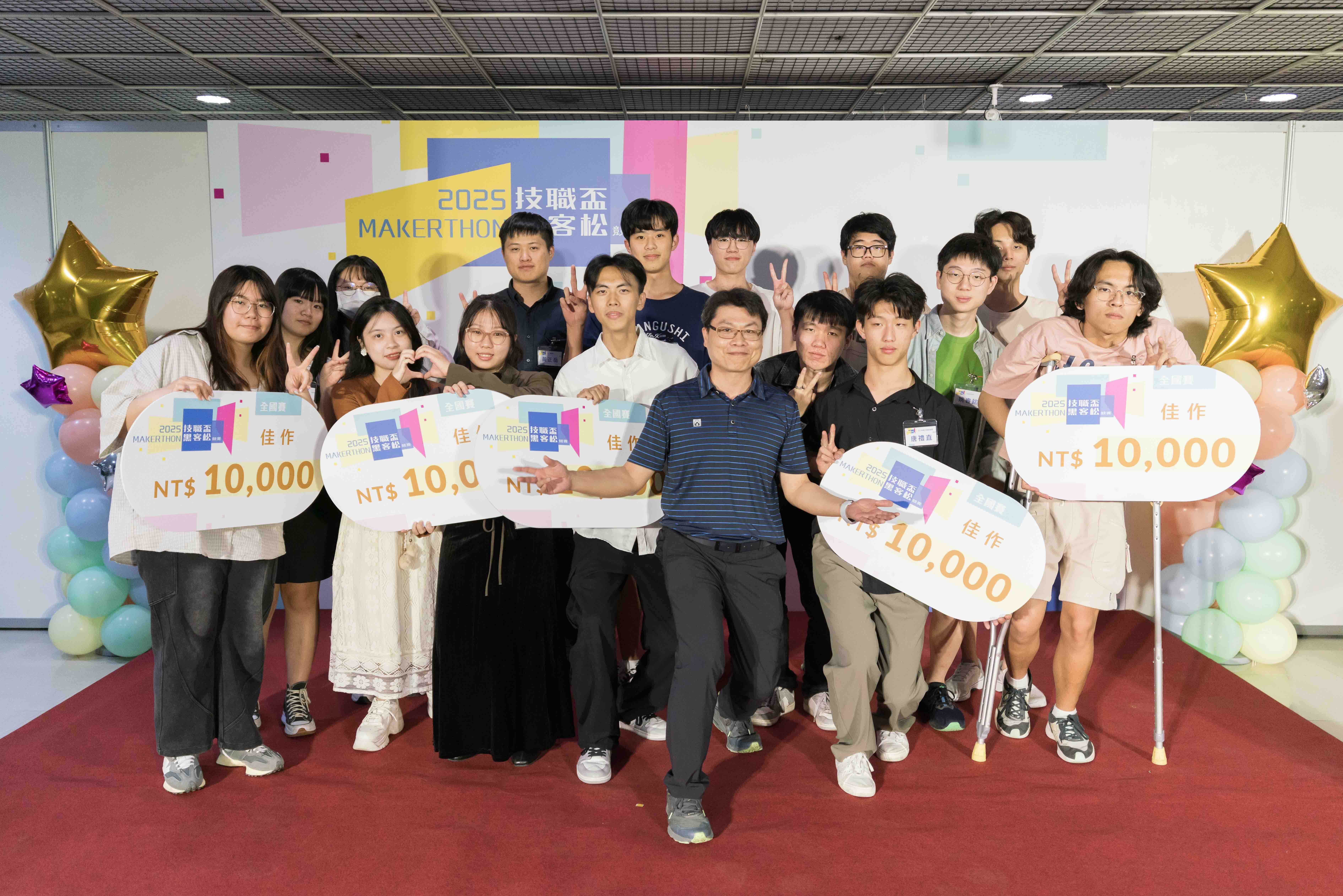 Ting-Hsu Wu (front row, first right), a junior in Department of Electrical Engineering, together with students from Department of Comouter Science and Information Engineering Jui-Ming Yao (second row, first right) and Ping-Cheng Hsieh (back row, first right), developed the "Urban Smart Edge Computing System", which received an Honorable Mention at the Makerthon.