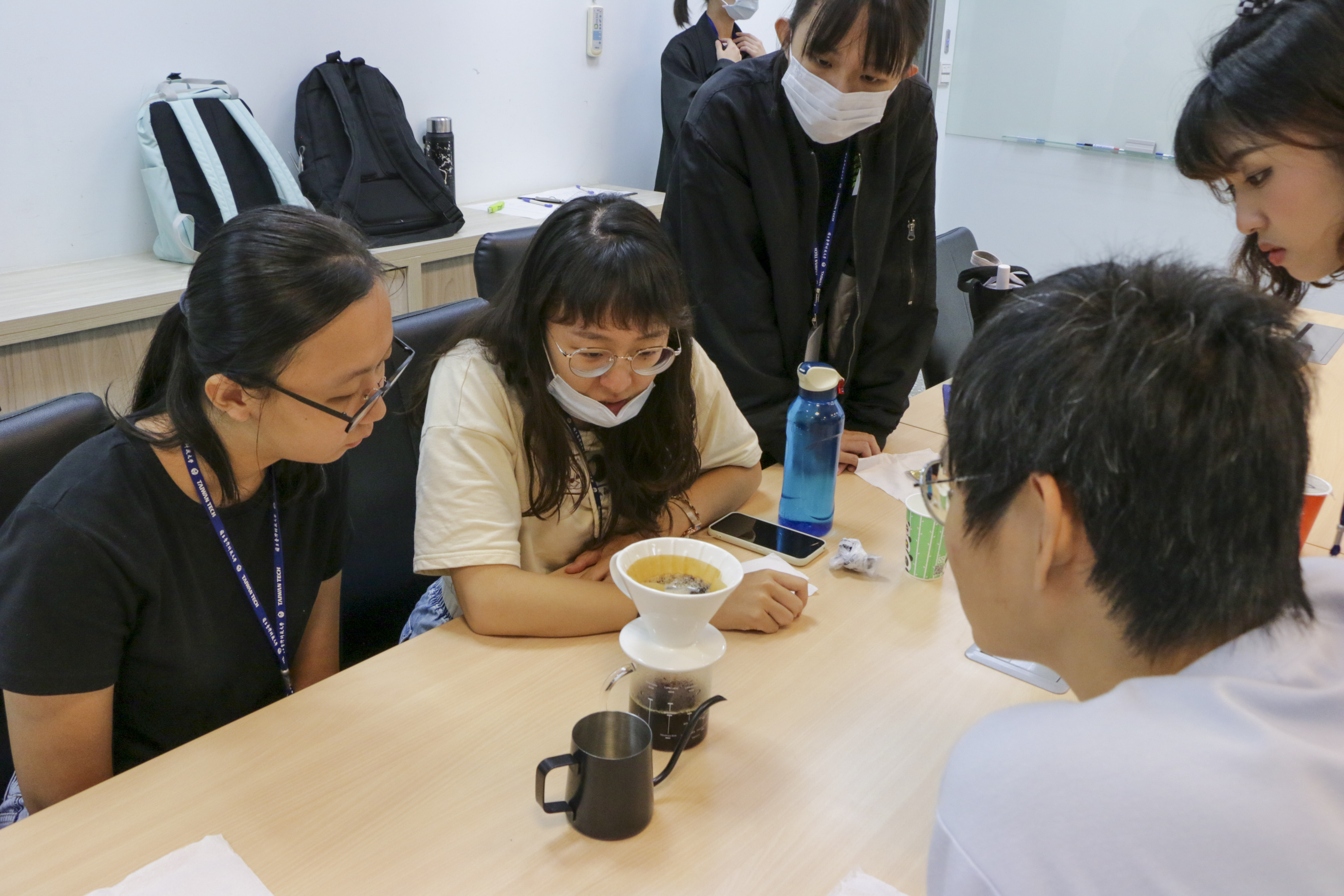 Through the Mindful Hand-Brewed Coffee Workshop, the principles of mindfulness therapy were integrated into everyday life experiences.