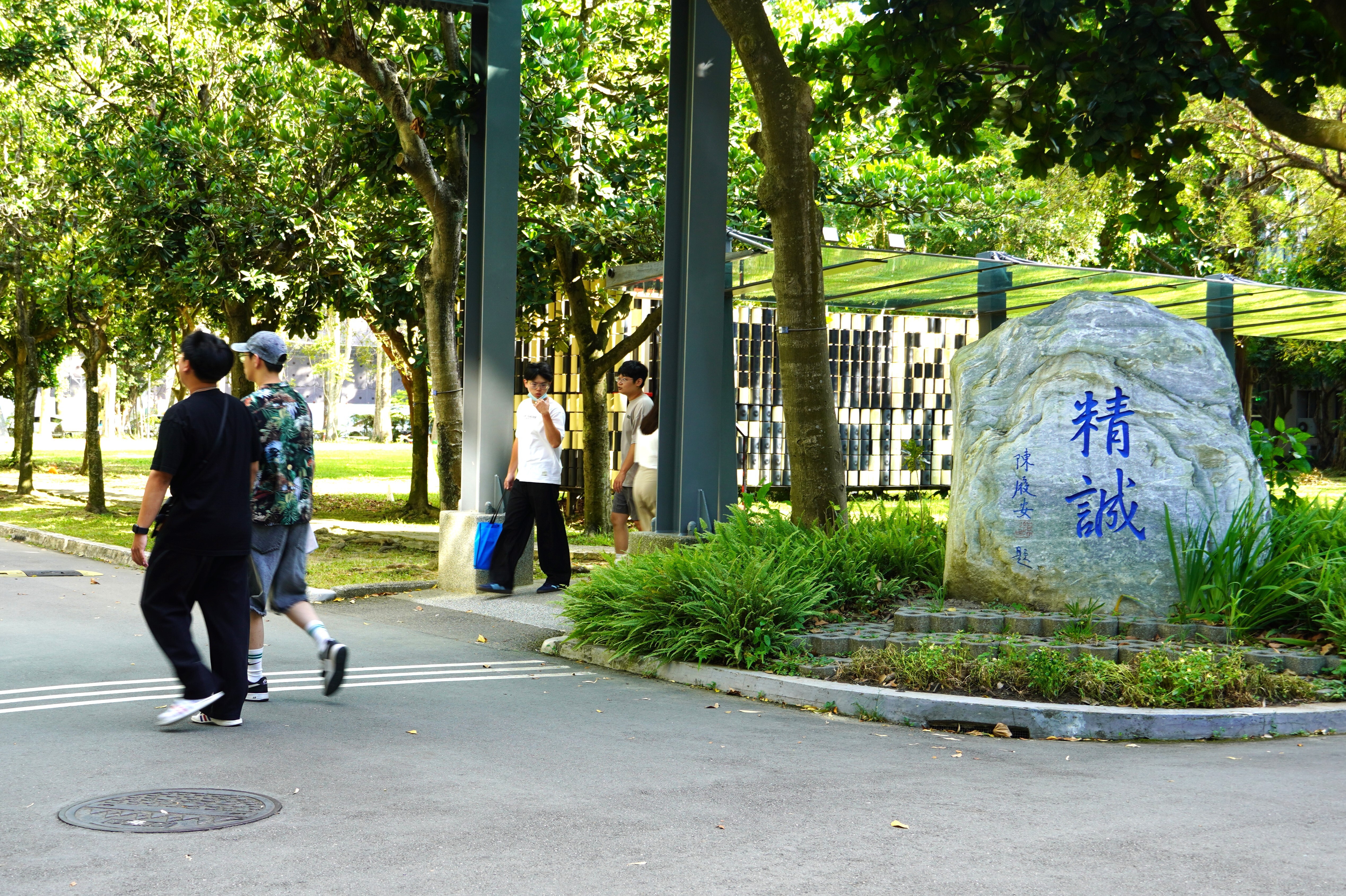 President Jia-Yush Yen encouraged new students with the motto “Integrity and Sincerity” - to be diligent in work and sincere in dealing with others.