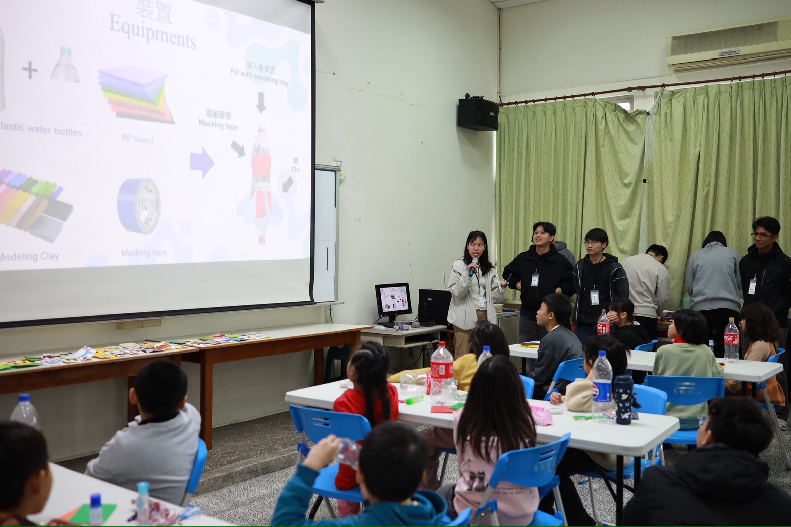 Taiwan Tech students explained to the children the principles and construction process of water rockets.