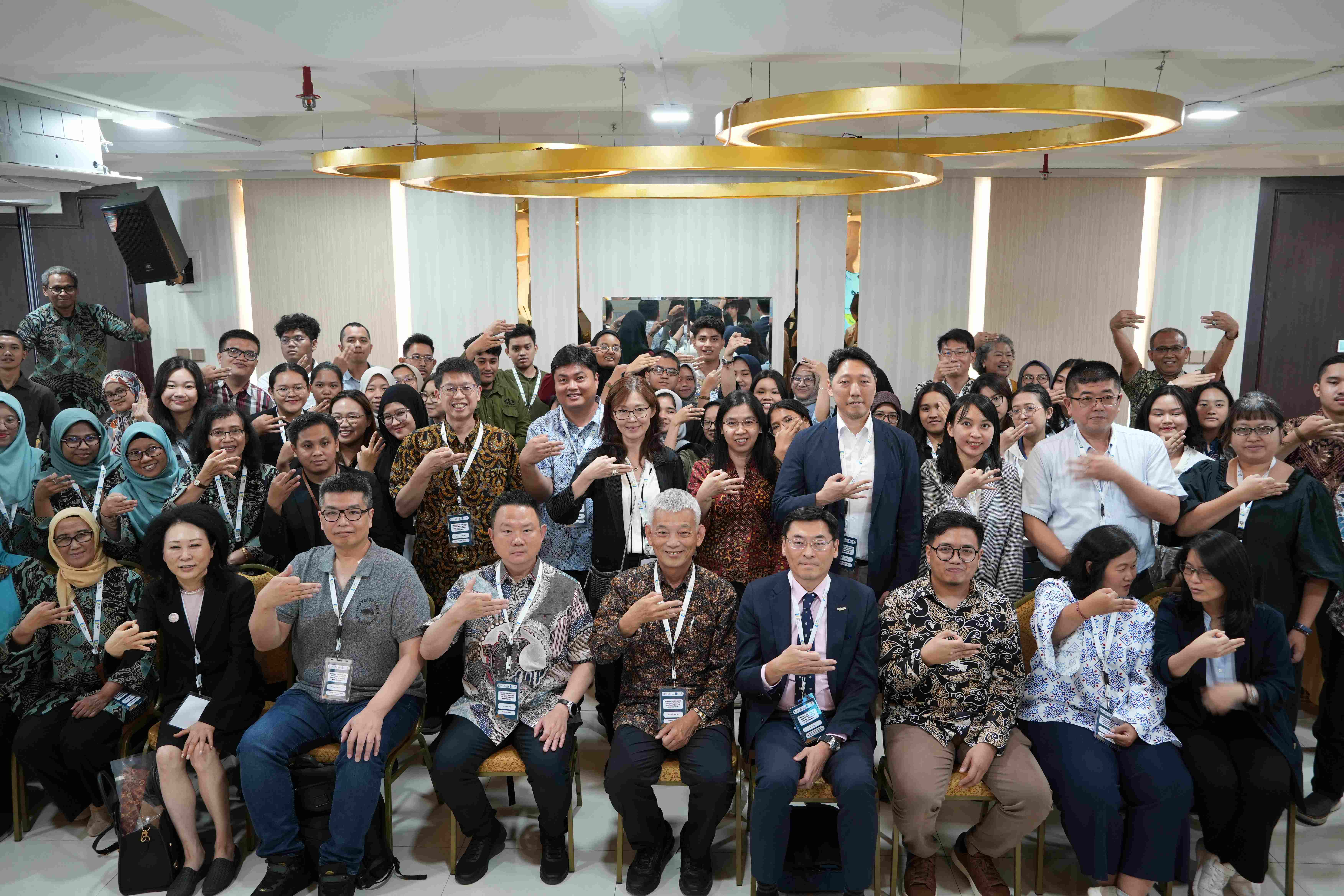 The 2025 Taiwan-Indonesia Seminar on Circular Economy was held from April 15-16 at Trisakti University in Jakarta, focusing on electronic waste management and plastic waste management. Over the course of two days, nearly 100 experts, industry leaders, and students from Taiwan and Indonesia participated in the event.