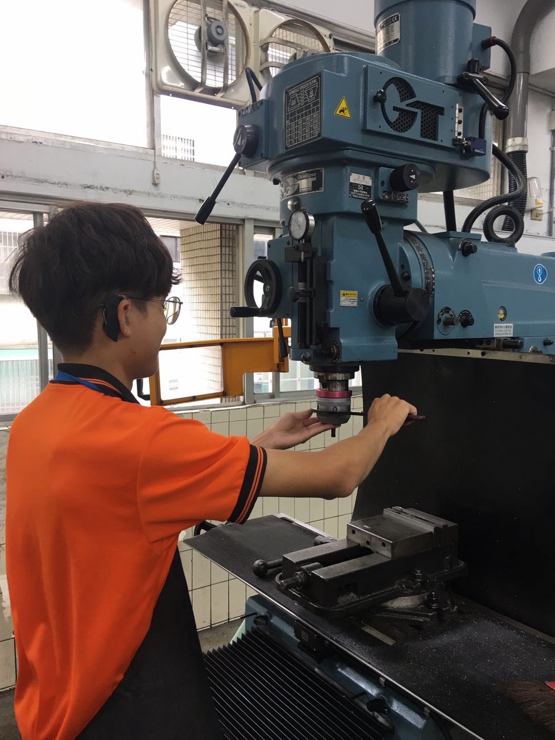 During his time in vocational high school, GuanYou Lin admitted that operating machinery in class was sometimes difficult, but he would take the initiative to consult his teachers after class.