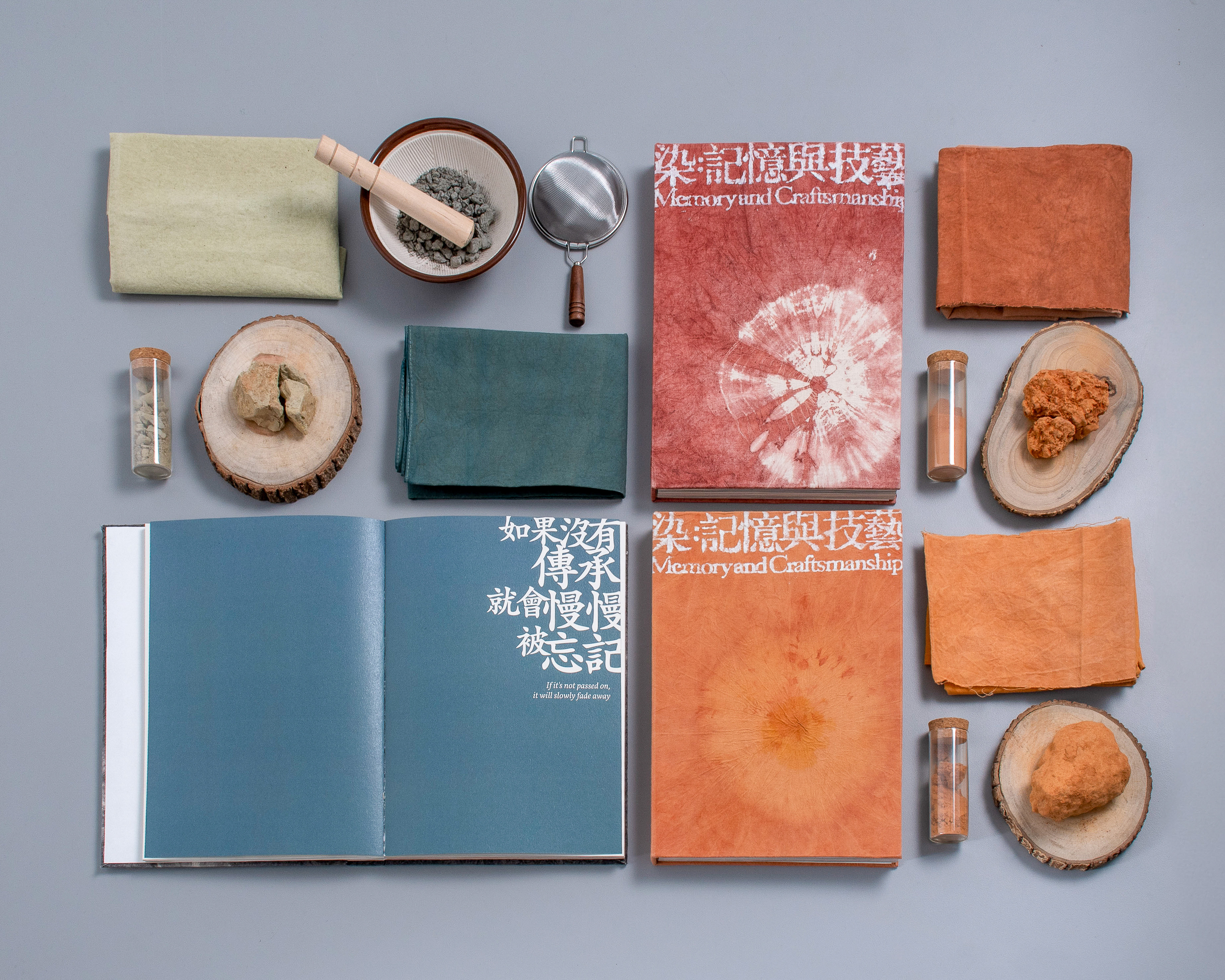 The book project Memory and Craftsmanship is centered on mud dyeing, showcasing the beauty of a natural dyeing technique that has gradually faded from memory as times have changed.