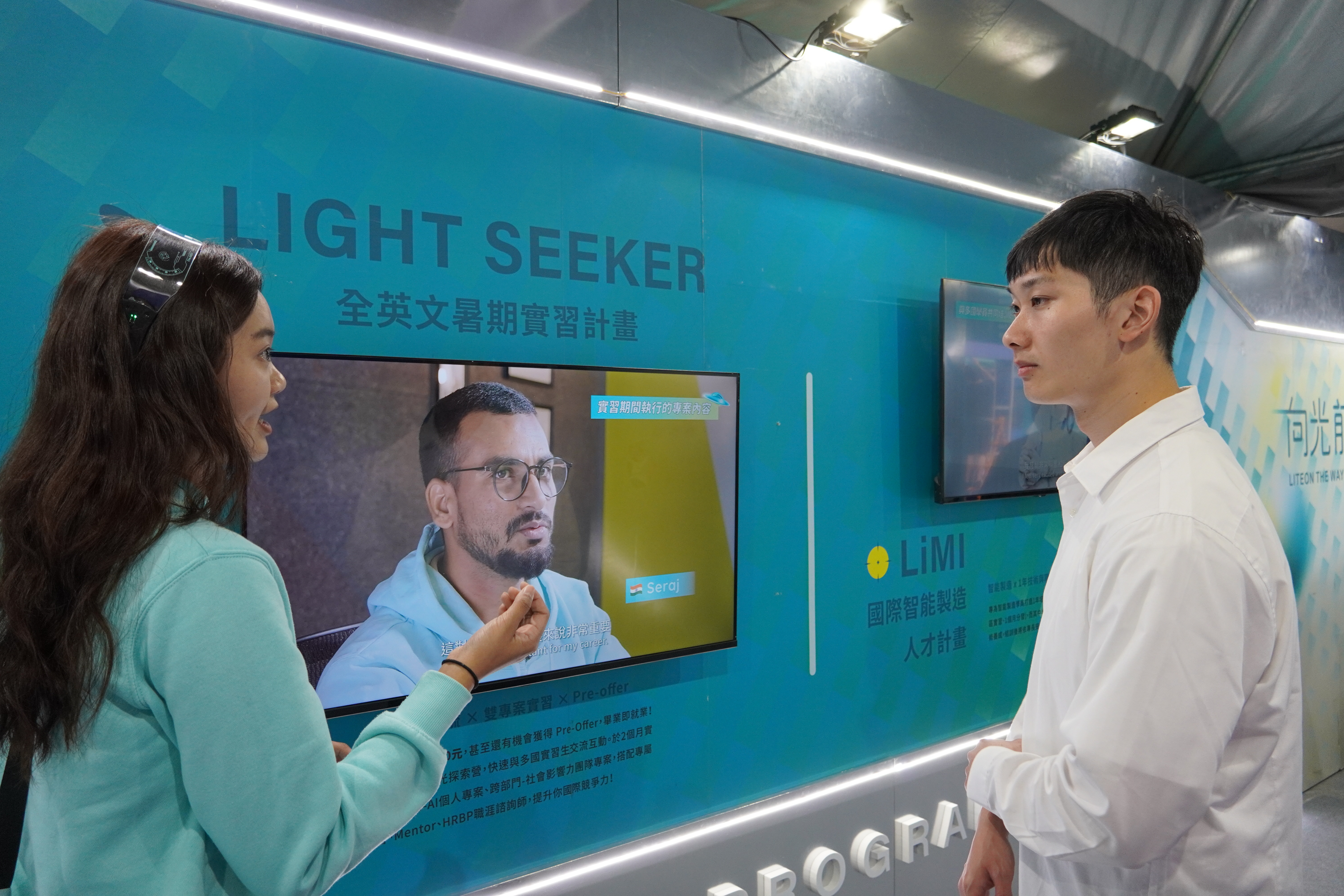 Jun-Ming Tsai (right), a first-year master's student in the Department of Electronic and Computer Engineering, gains in-depth insights into the required professional skills, workplace environment, and industry trends through company booths.