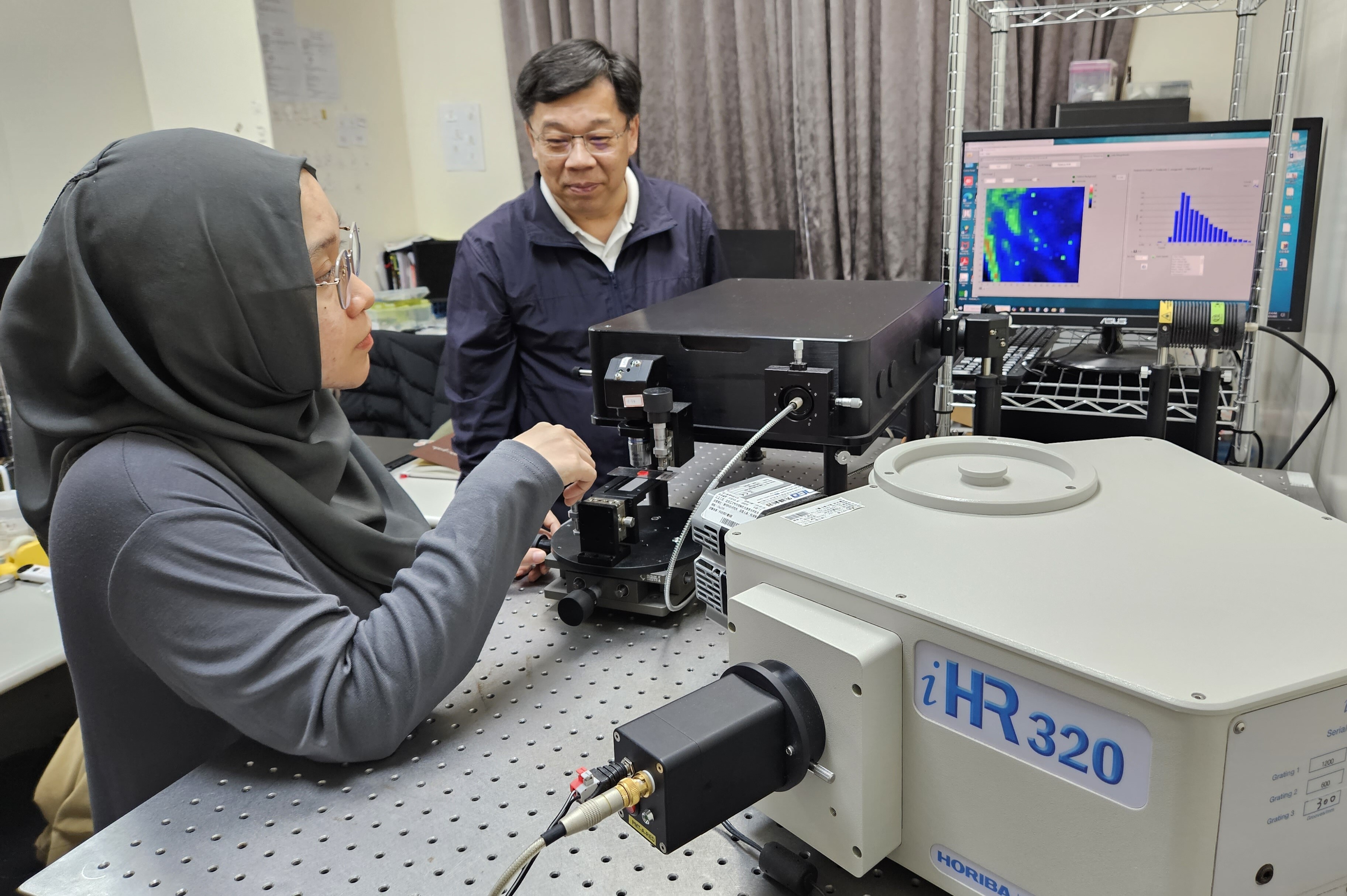 Distinguished Professor Ching-Hwa Ho of Taiwan Tech and Indonesian postdoctoral researcher Luthviyah Choirotul Muhimmah from the Crystal Growth and Modulation Spectroscopy Characterization Laboratory conducted measurements on the optical properties and carrier lifetimes of two-dimensional semiconductor materials.