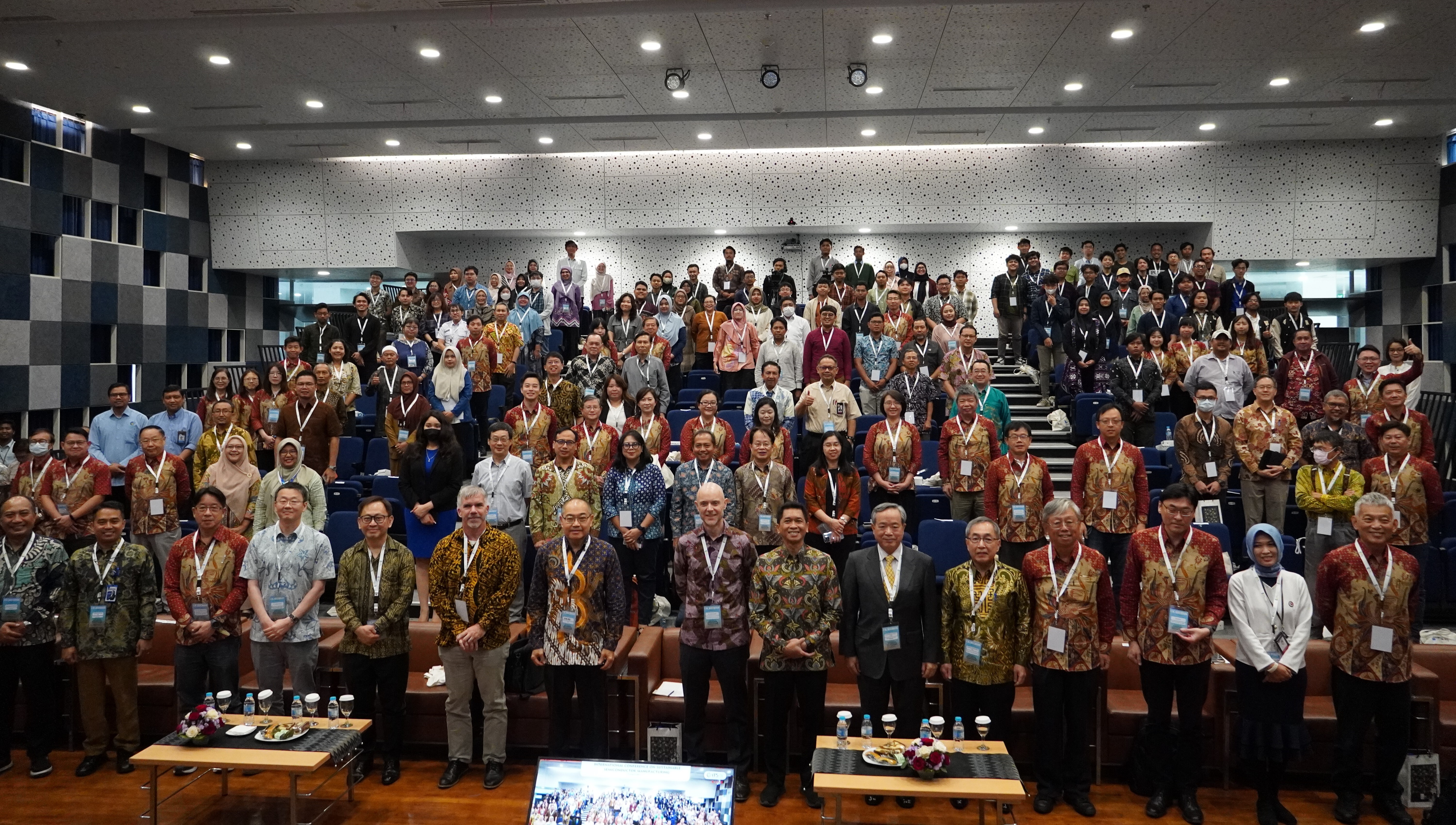 The “2024 International Conference on Sustainable Semiconductor Manufacturing” invited industry-academia-research experts from Taiwan, the U.S., and Indonesia to give special lectures and forum exchanges on collaboration and sustainable development in semiconductor manufacturing. The event attracted nearly 200 scholars, experts, and students.