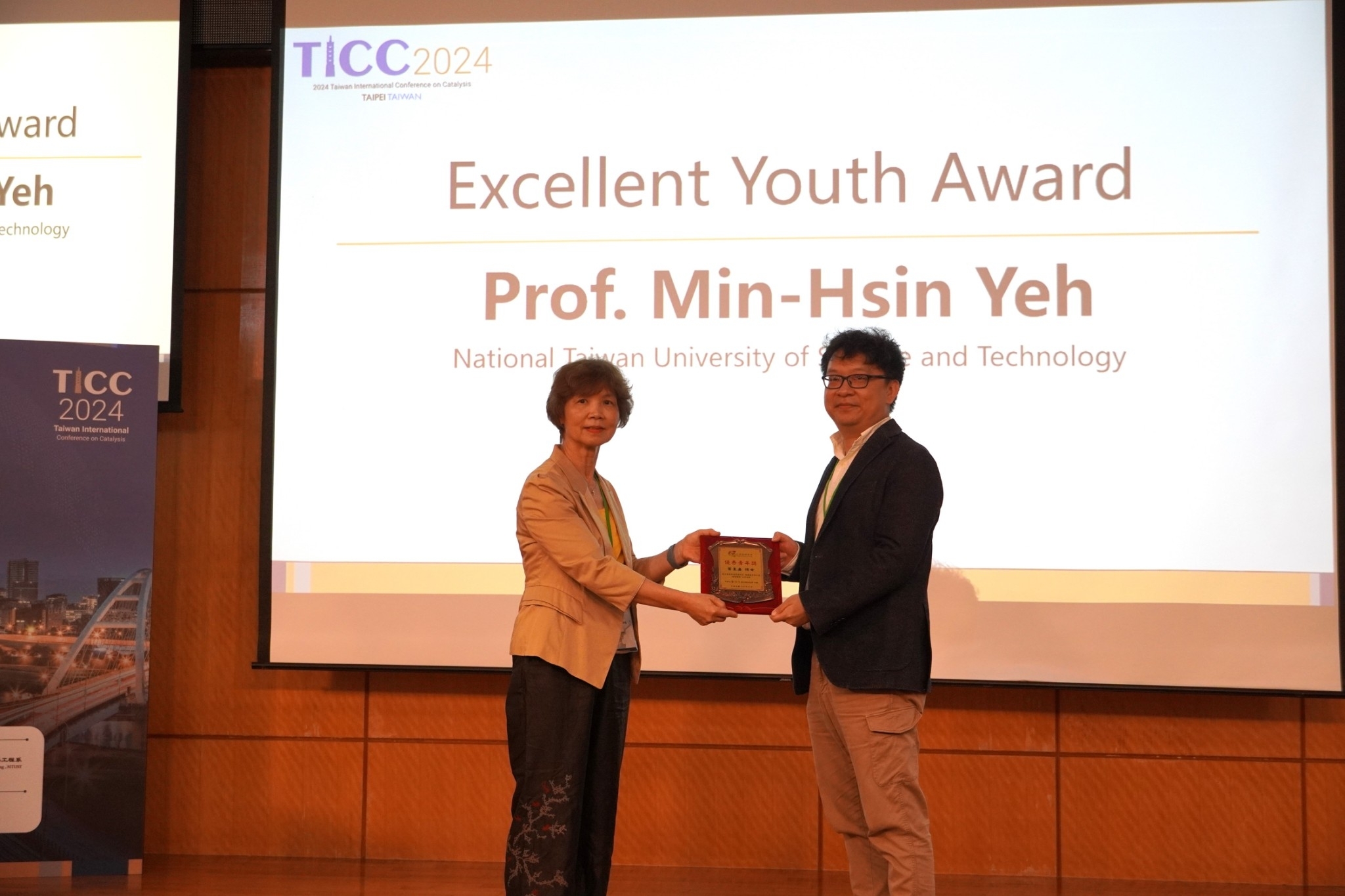 Associate Professor Min-Hsin Yeh from the Department of Chemical Engineering at Taiwan Tech (on the right) received the “Excellent Scientist Award”. On the left is Chairperson Shu-Fen Zheng of the Taiwan Catalysis Society.