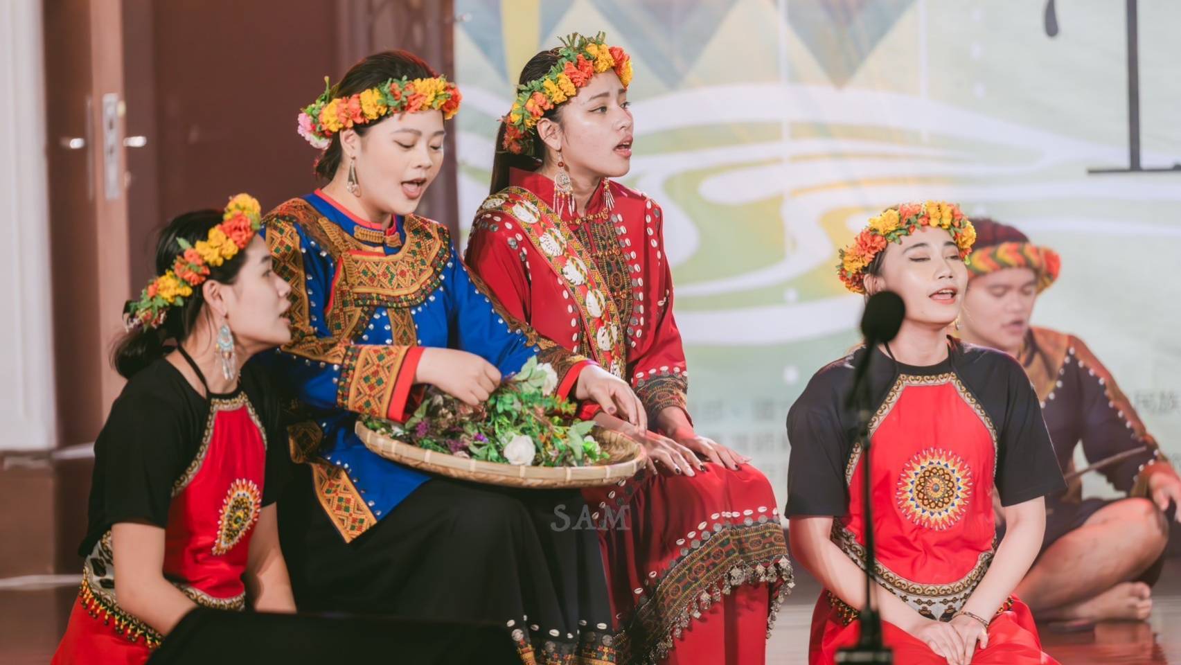 "a i nga ro ngo i" (Song of Praising Taromak) portrays scenes of Taromak tribe women preparing for the millet harvest festival. Photography by Bo-Yuan Hsu.