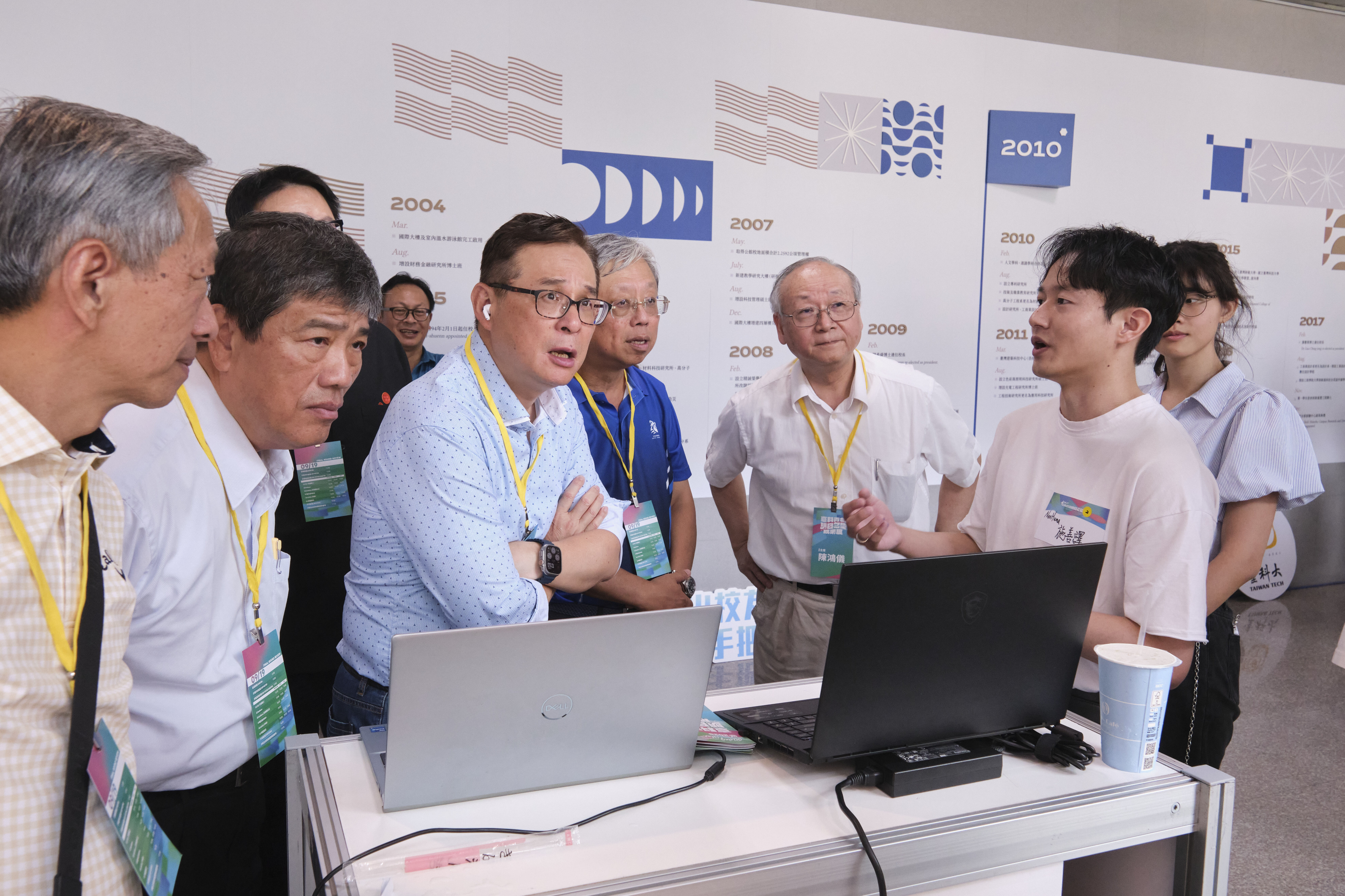 Judges from the Taiwan Tech Distinguished Alumni Association attentively listen to the team’s product presentation.
