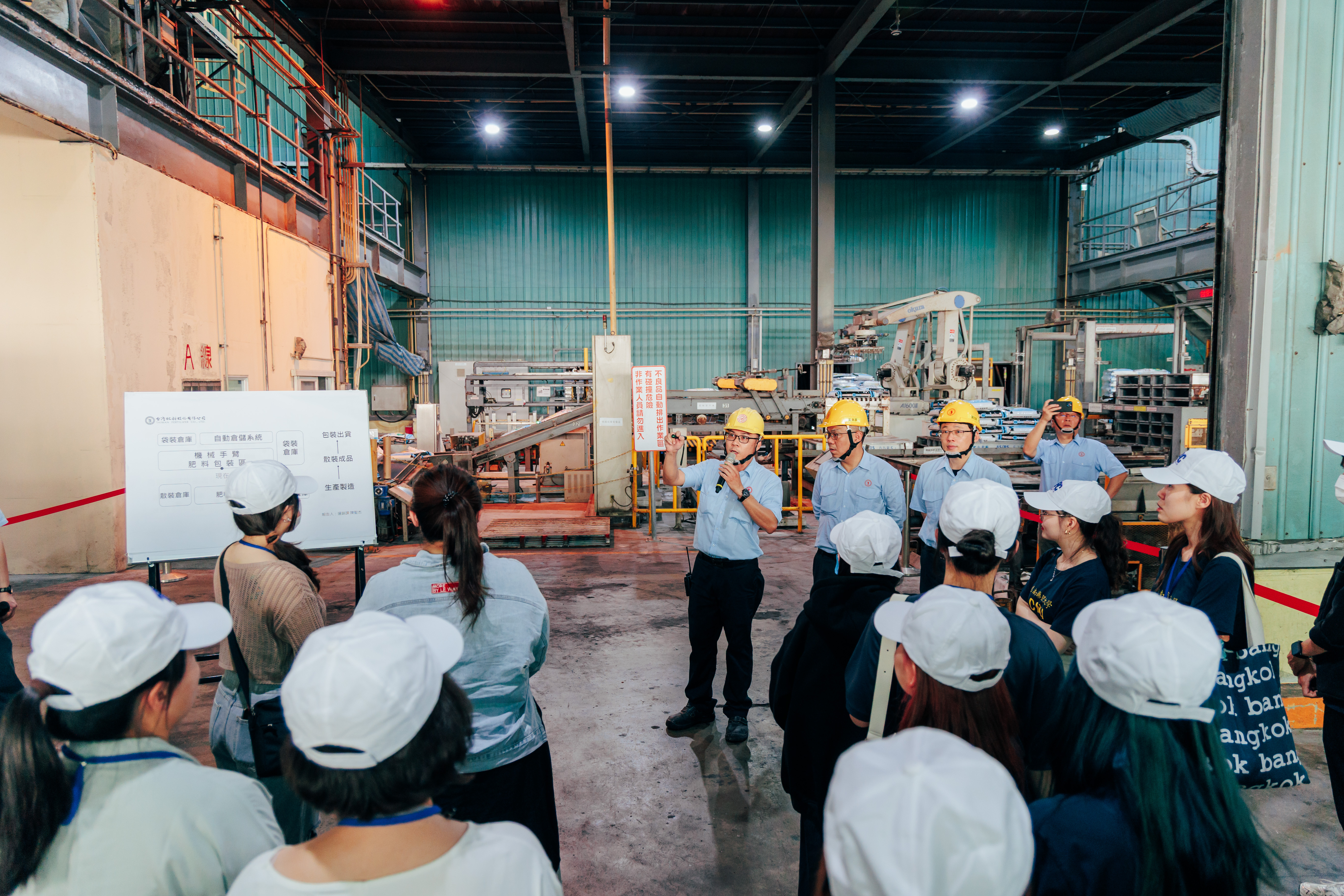 Taiwan Fertilizer arranged a special visit for faculty and students to its Taichung Port plant, offering a firsthand look at how the company applies automation technology to achieve efficient and eco-friendly chemical manufacturing processes.