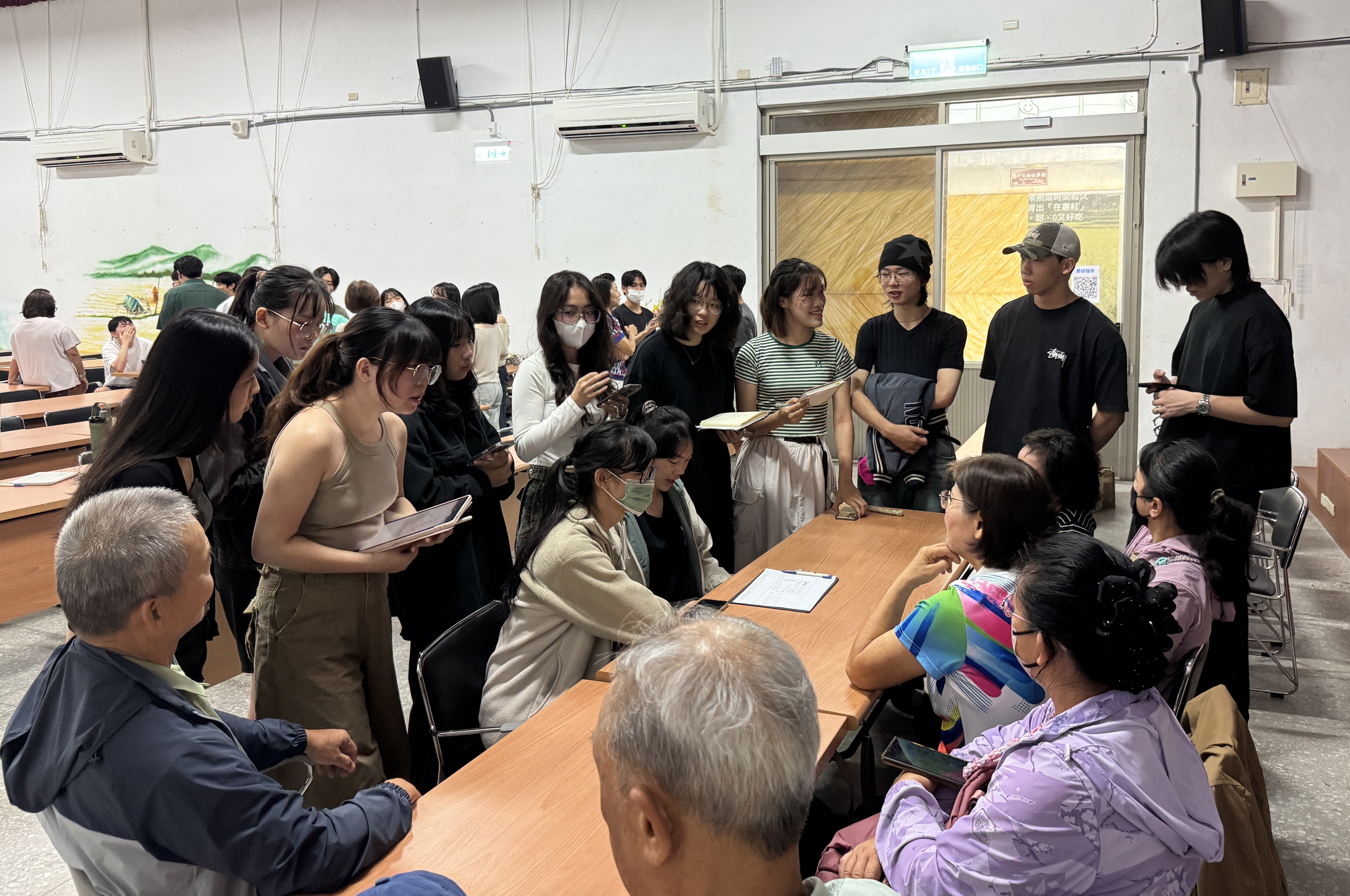 To address limitations of the existing stage at the Rice Country School, architecture students from Taiwan Tech entered the Guanshan community to conduct user interviews and collect feedback as an important basis for subsequent design planning.