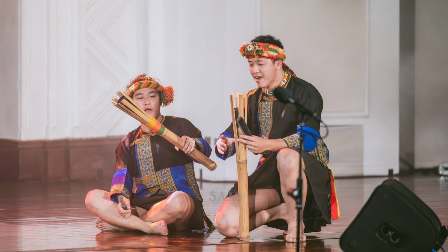 Indigenous students from Taiwan Tech performed "lra lro wa lro me zane" (Welcoming the Harvest Festival), portraying scenes of men from the Taromak tribe preparing for the millet harvest festival. Photography by Bo-Yuan Hsu.