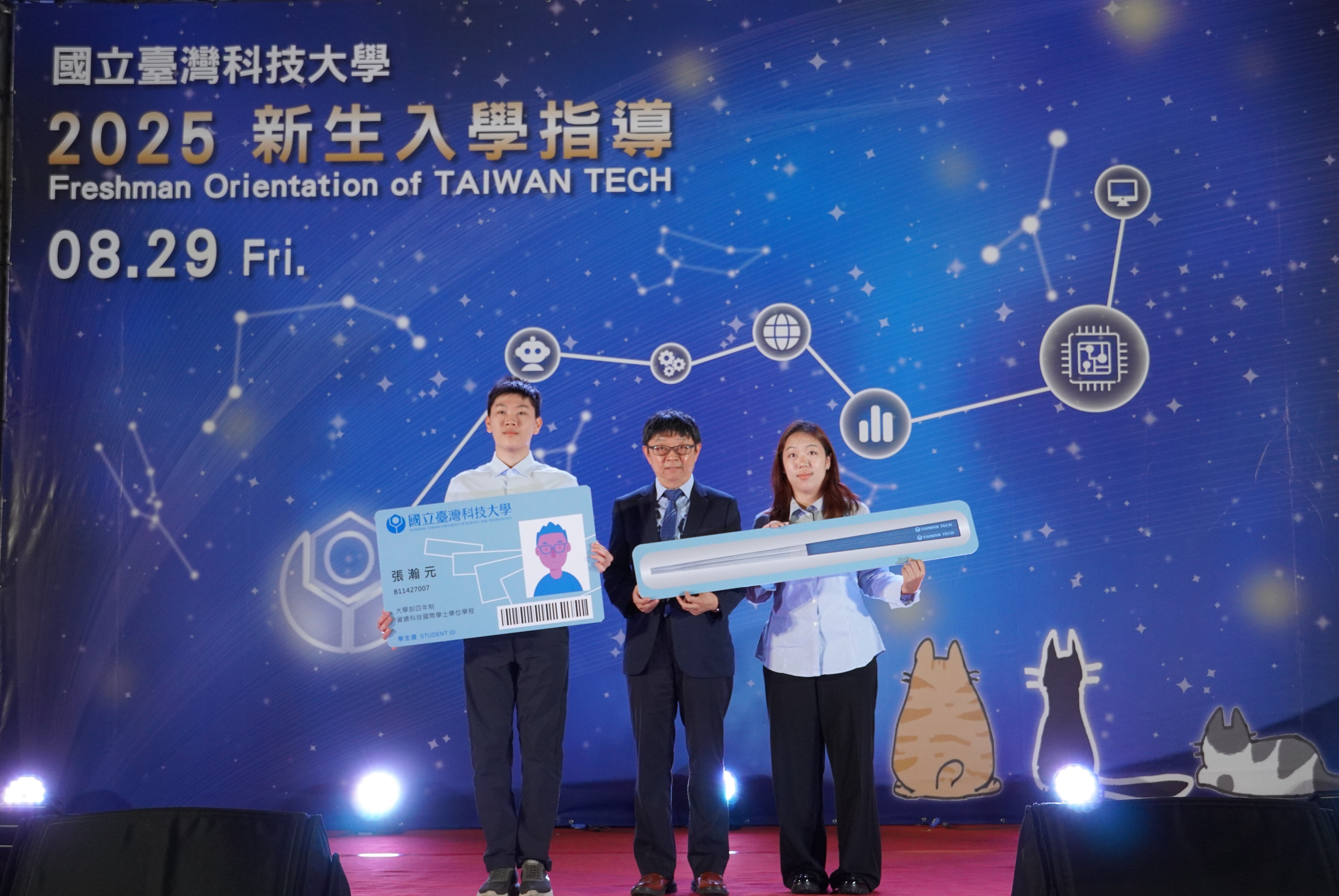 Taiwan Tech President Jia-Yush Yen took a group photo with student representatives.
