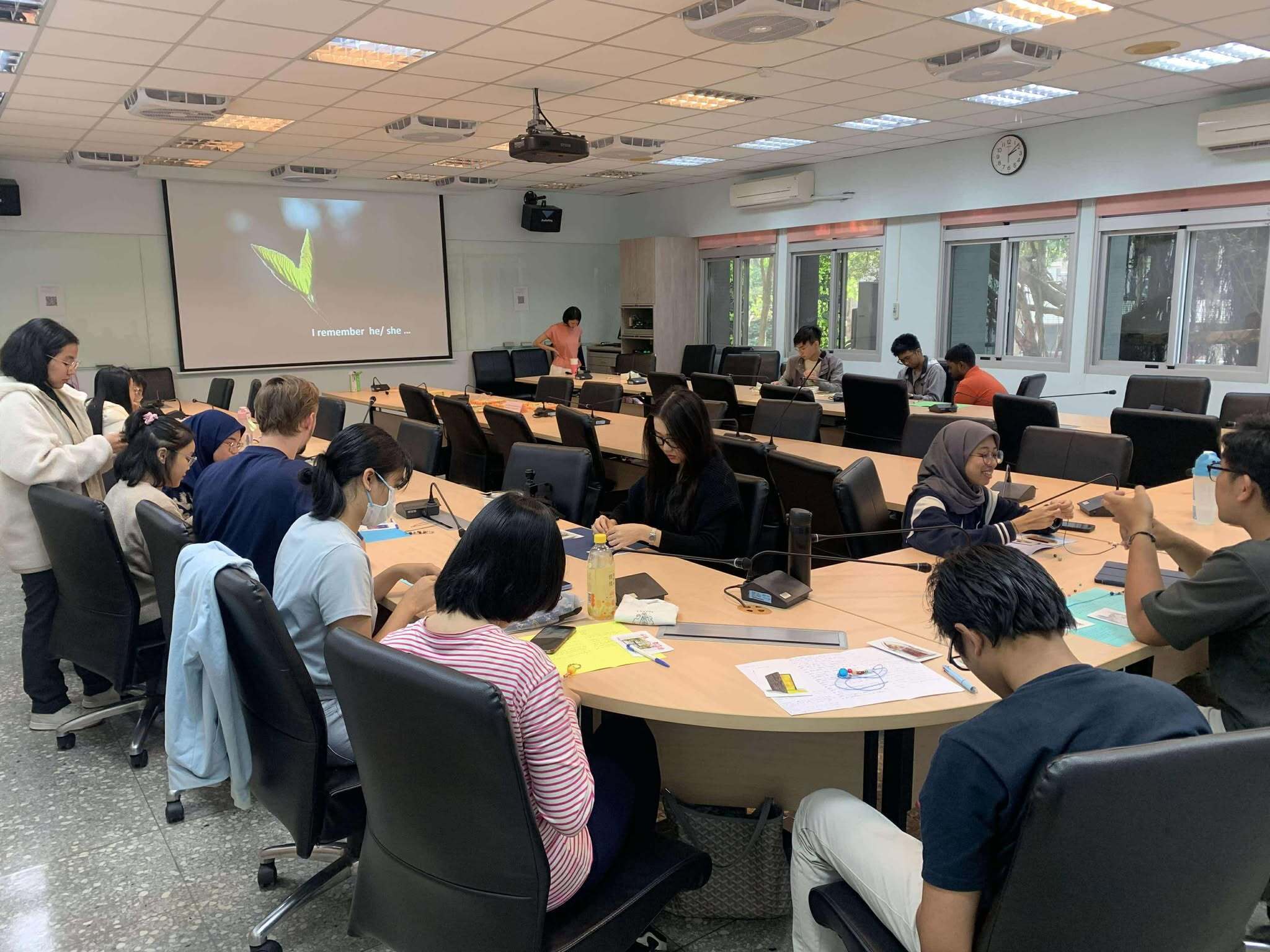Through the all-English “Stress Management and Self-Care” craft workshop, international students created paper airplanes as a way to reflect on their adaptation journey in Taiwan and rediscover their inner strength.