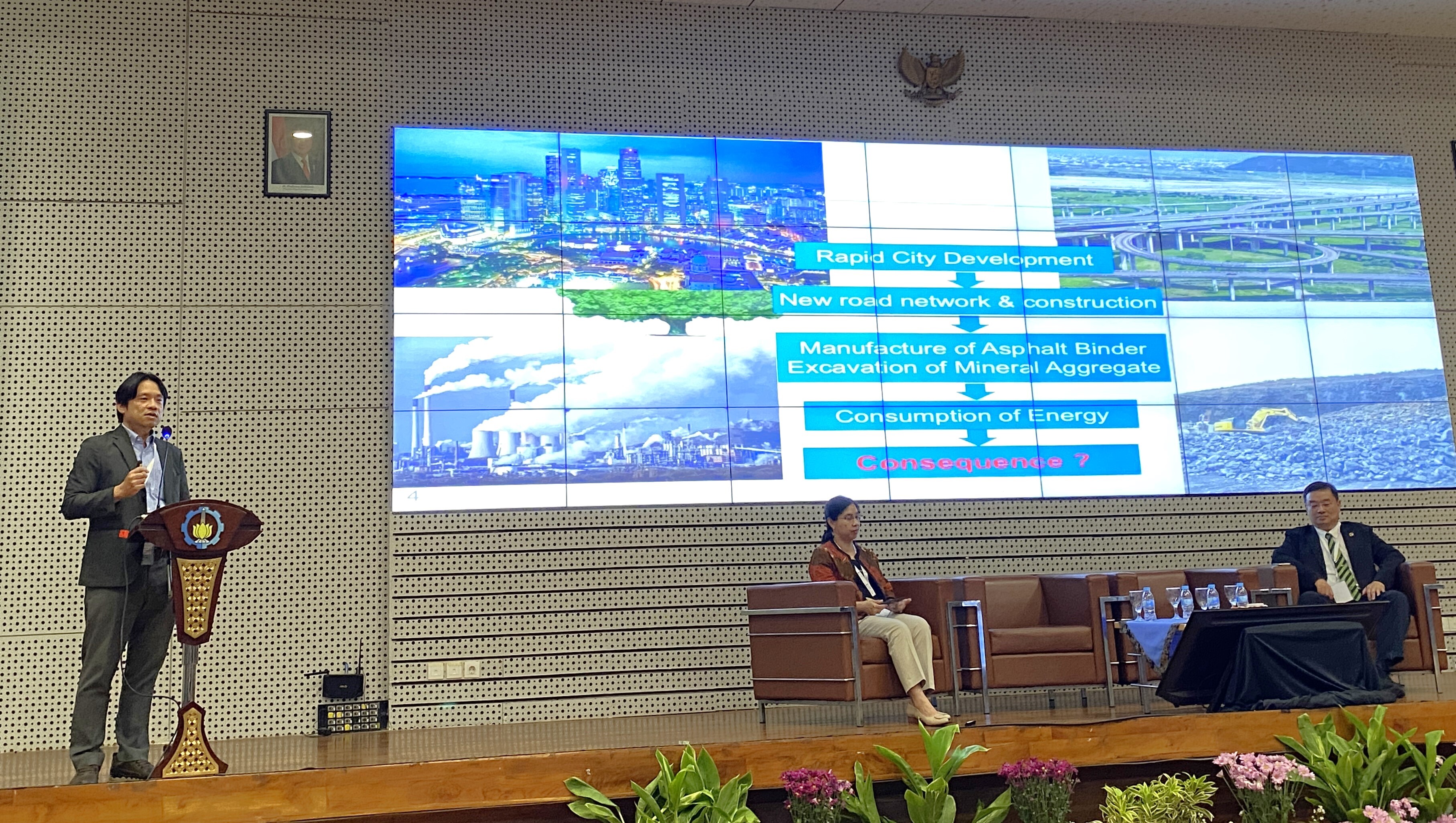 Jieh-Haur Chen, Associate Dean of the College of Engineering at National Central University, presented on “smart construction and carbon reduction”, demonstrating how artificial intelligence can enhance steel fabrication processes and intelligent coating systems to improve efficiency and reduce emissions.