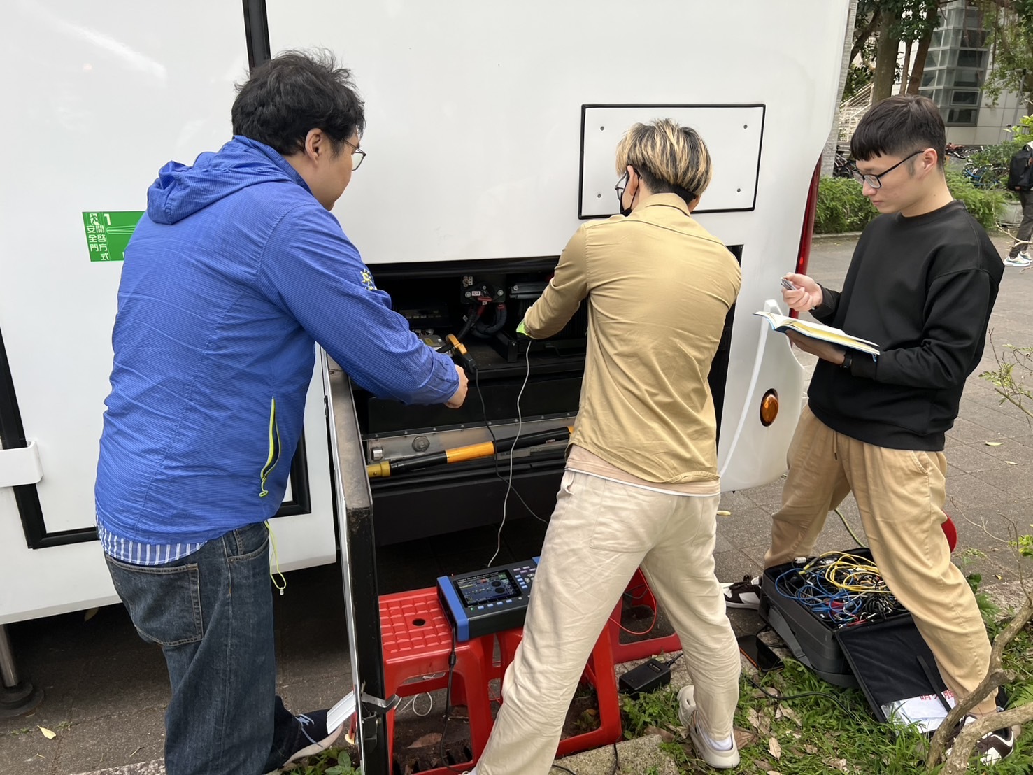 Taiwan Tech formed a research team to measure carbon emissions from electric blood donation vehicles.