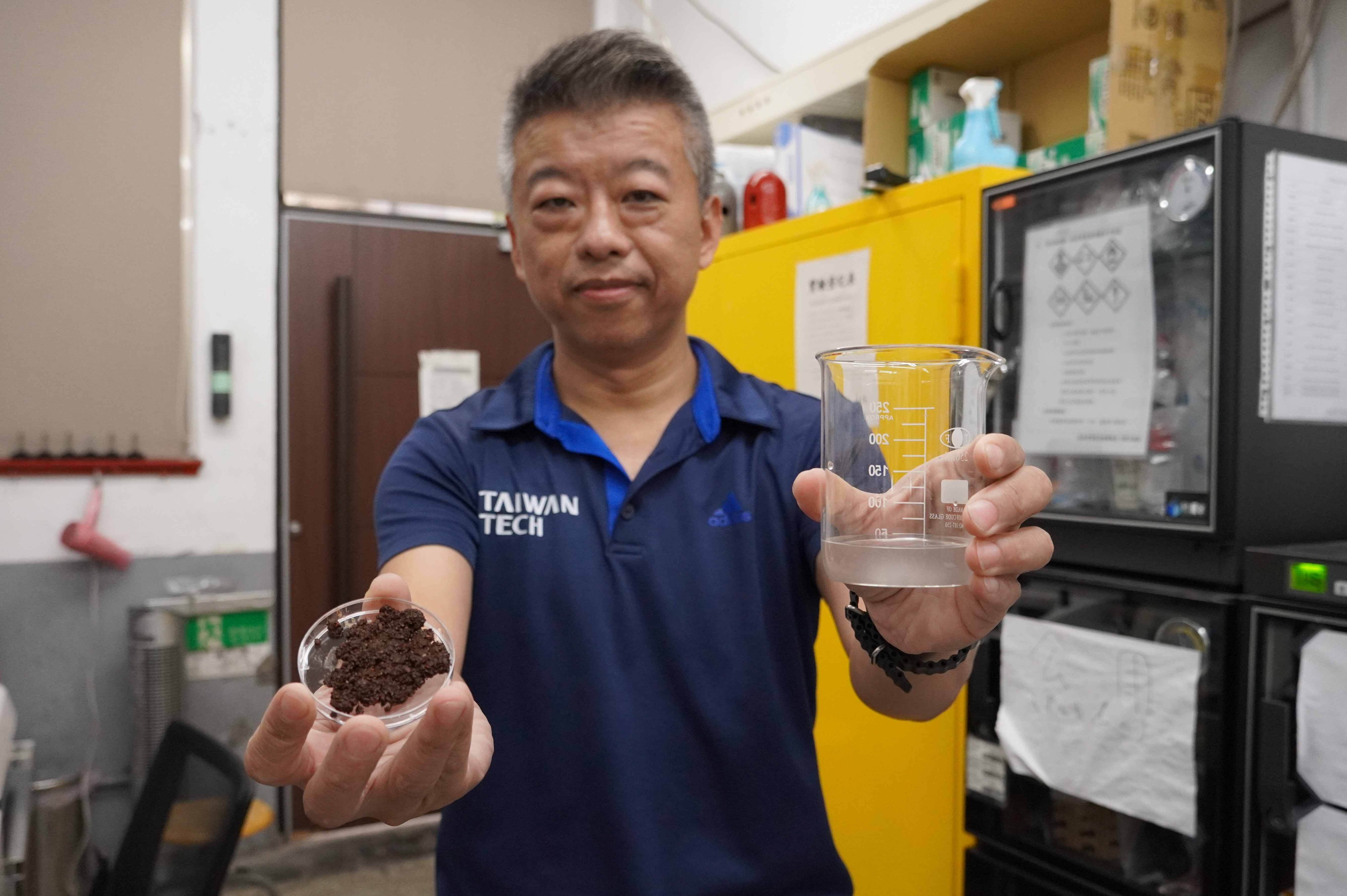 Professor Yu-Lin Kuo from the Department of Mechanical Engineering at Taiwan Tech used coffee grounds (left) to extract hydrosol rich in chlorogenic acid and caffeine, (right).