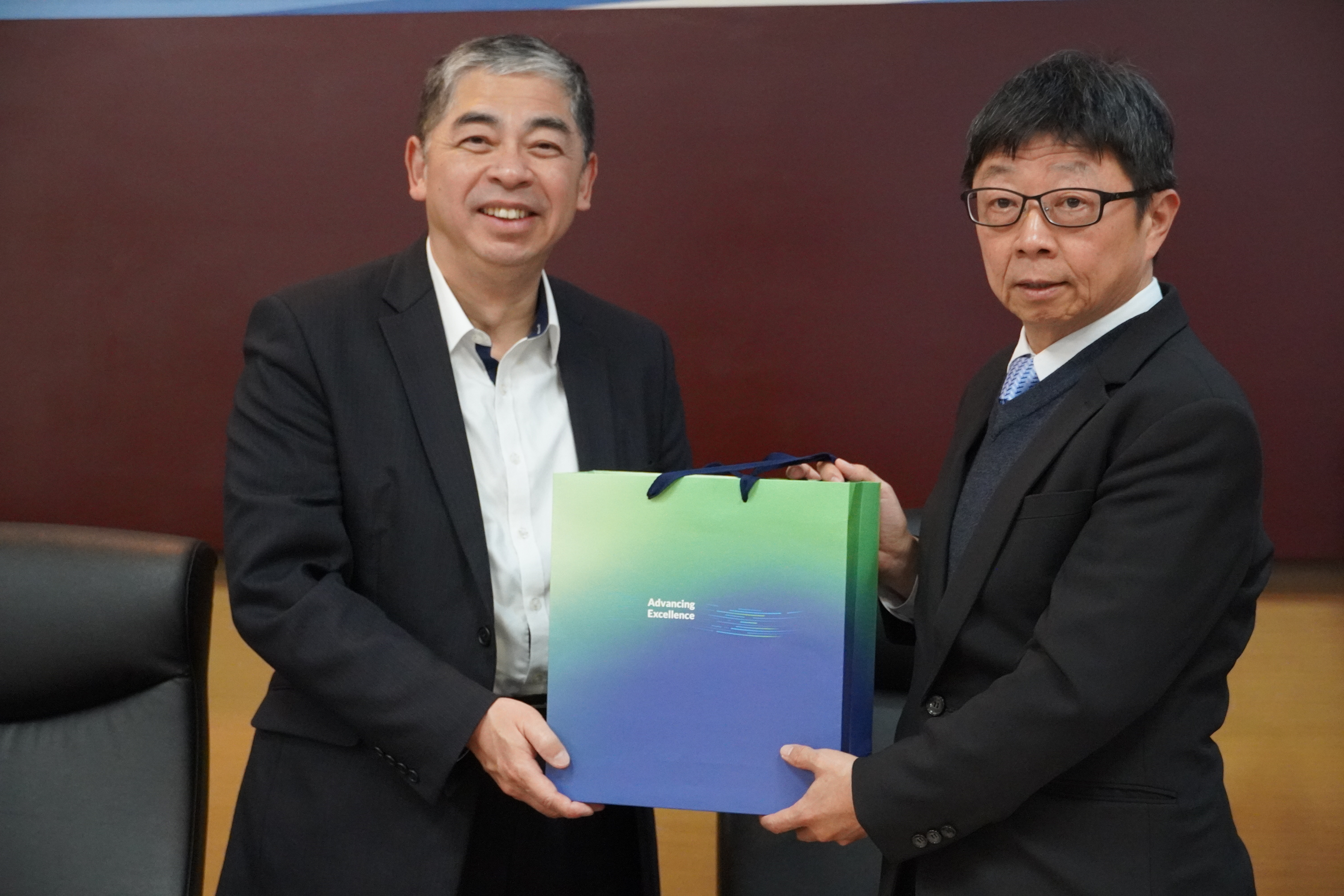 Taiwan Tech and Chroma Corporation exchanged commemorative gifts.