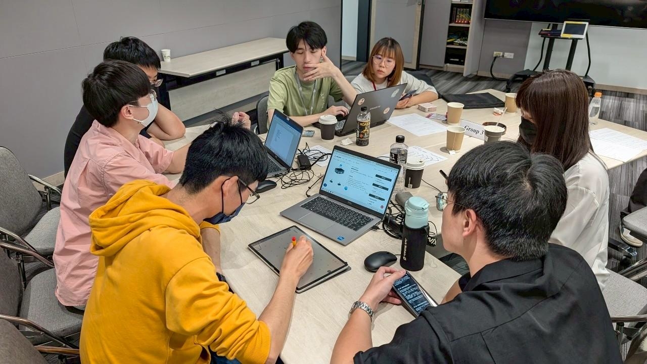 The experience camp included a “Roleplay” session where students were divided into groups to simulate roles such as Market Product Manager (PM), Field Application Engineer (FAE), and Sales, collaborating as teams to complete project tasks.