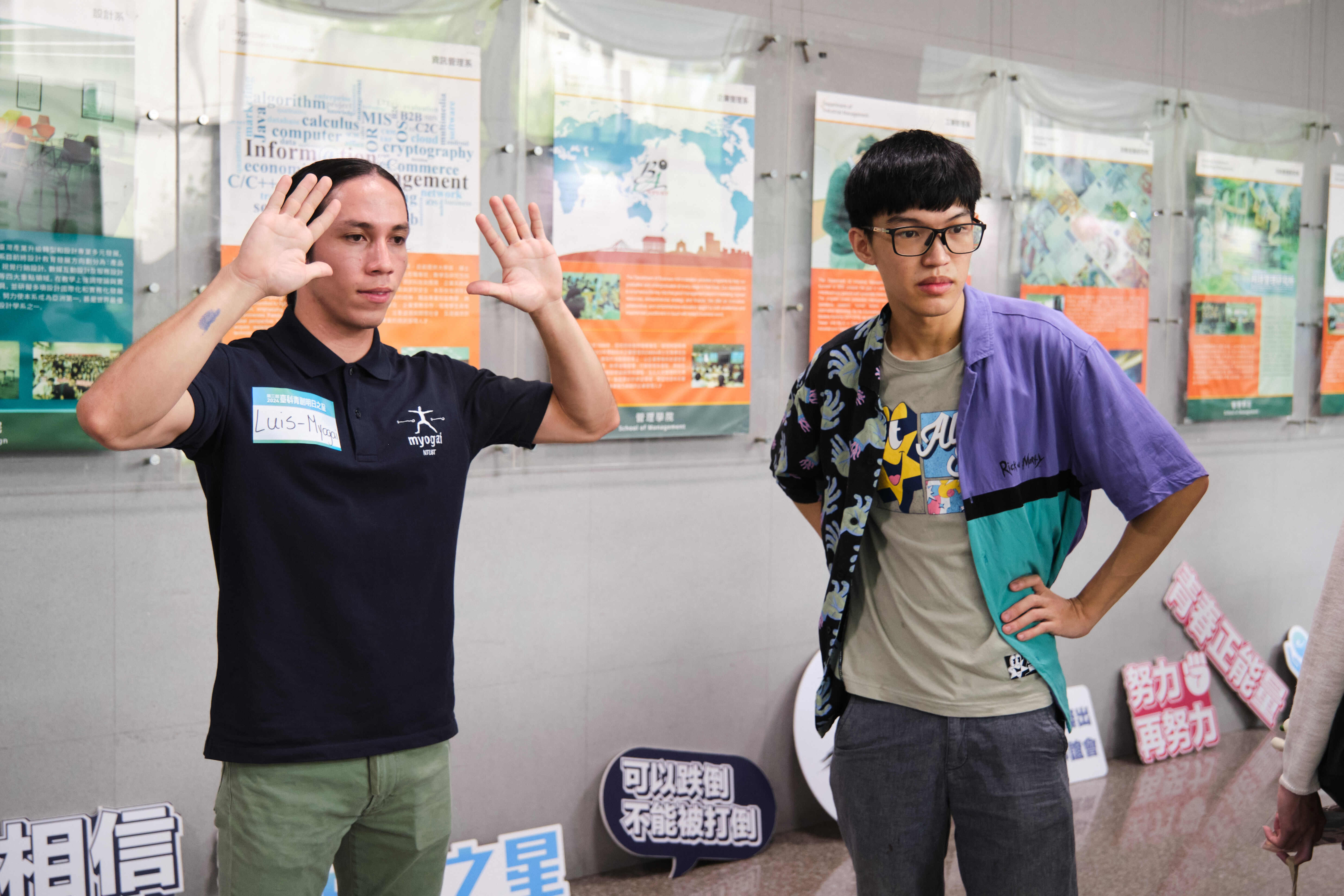 Luis Manzanero (left) demonstrates the platform in action.