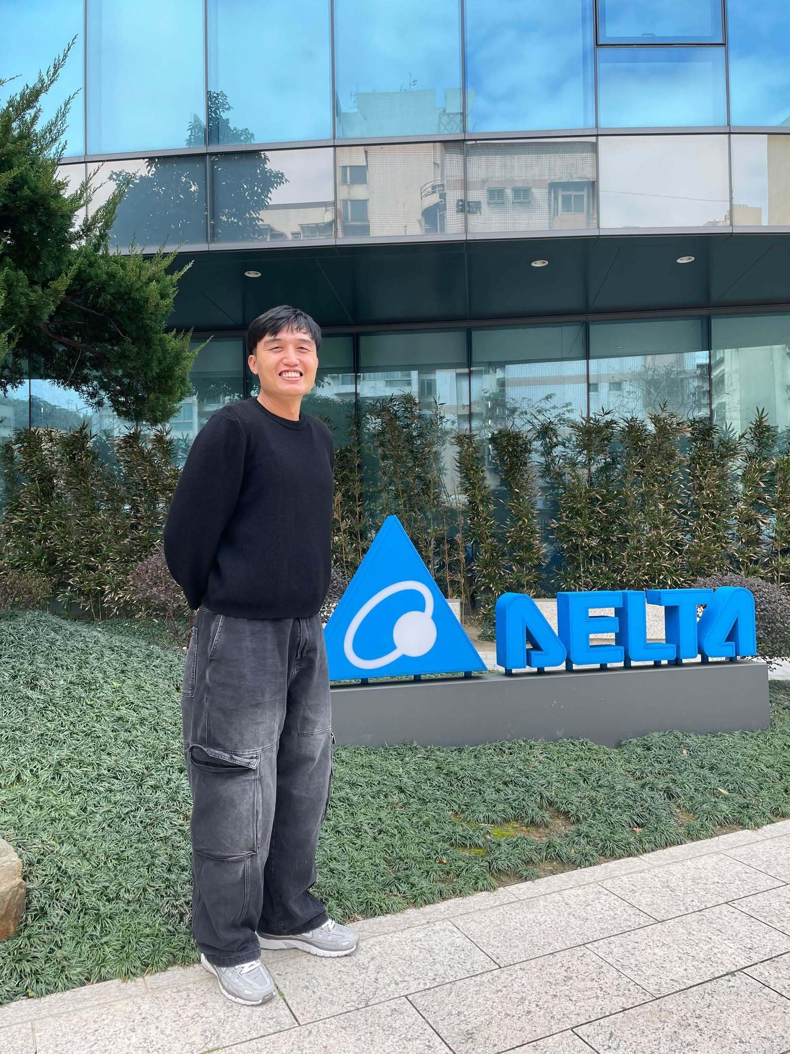 Yi-Hua Peng, a 98-class Industrial Management graduate and senior engineer at Delta Electronics, believes in the athlete mindset of never giving up.