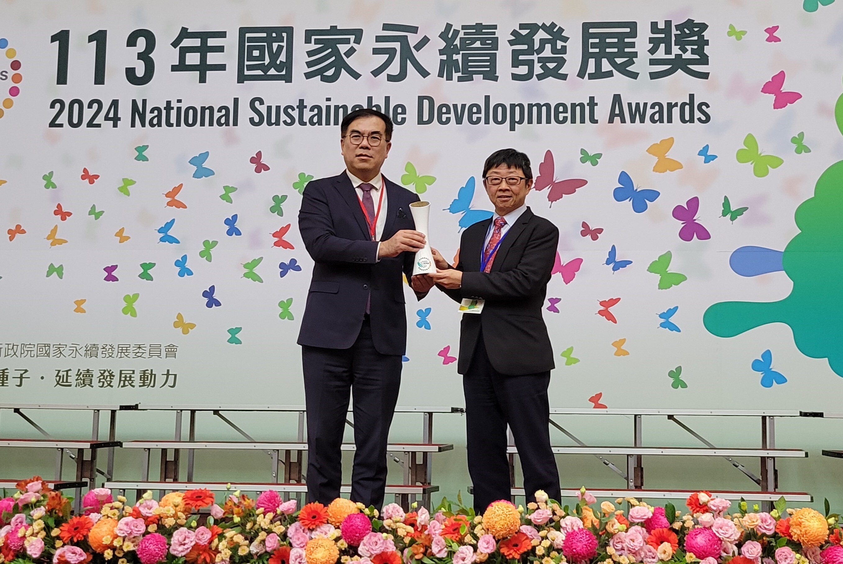Taiwan Tech wins the National Sustainable Development Award in the education category for integrating sustainability into educational DNA. The award was presented on the 19th by Minister of the Environment, Chi-Ming Peng (left), with President Jia-Yush Yen accepting on behalf of the university (right).