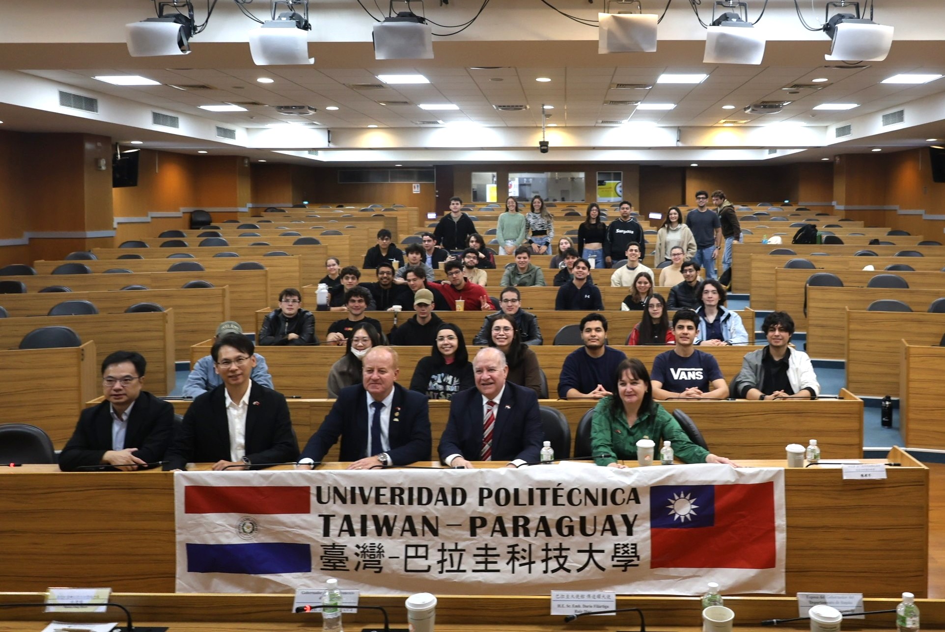 On November 21, Javier Pereira, Governor of the Itapúa Department, Paraguay (front row, center), and his wife, Nancy Berndt (front row, first from the right), visited Taiwan Tech to hold a discussion with students from the Taiwan–Paraguay Polytechnic University. During the session, students shared their experiences of studying and living in Taiwan, providing important reference for the Itapúa Department as it moves forward with plans to establish a new technology university.