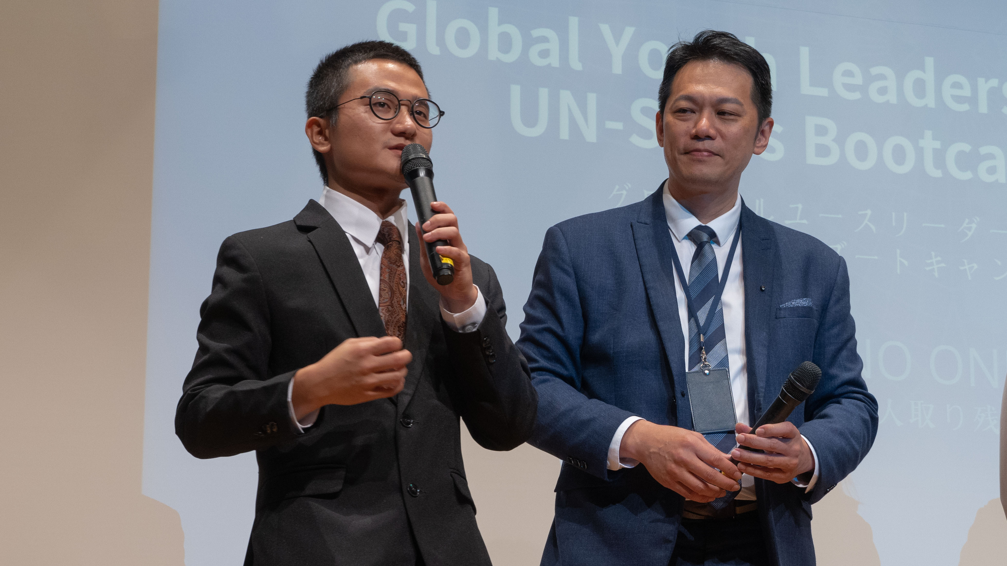 Taiwan Tech student Chuan-Yi Lin (left) served as the chief planner of the forum, and Ming-Tsong Wei (right), chairman of the New Taipei City Chinese Youth Growth Foundation, delivered the closing speech.