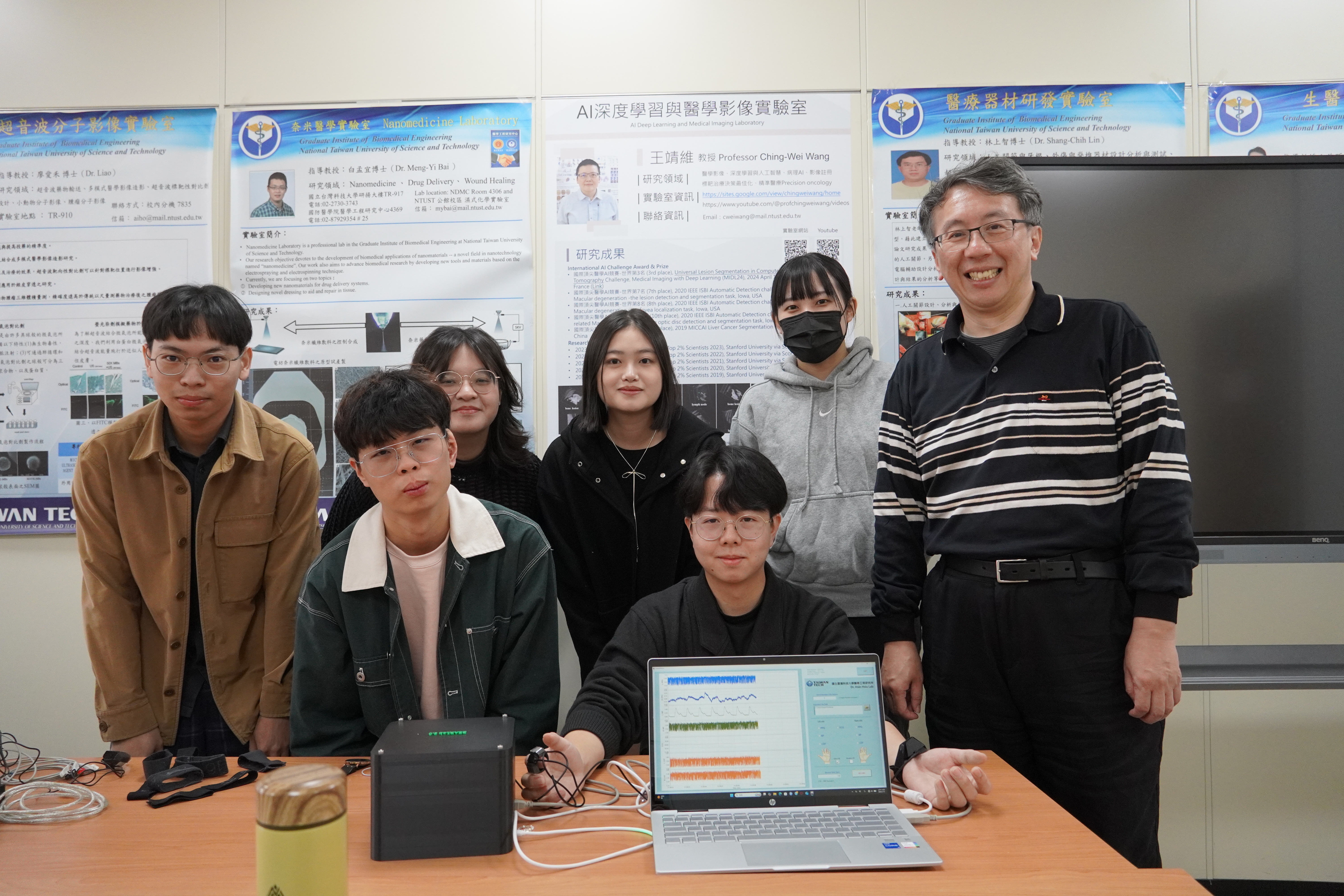 Professor Hsin Hsiu (first from right) of the Graduate Institute of Bioedical Engineering at Taiwan Tech took a group photo with the research team, whose members come from diverse disciplinary backgrounds including medical engineering, electronics, mechanical engineering, information science, and biotechnology.