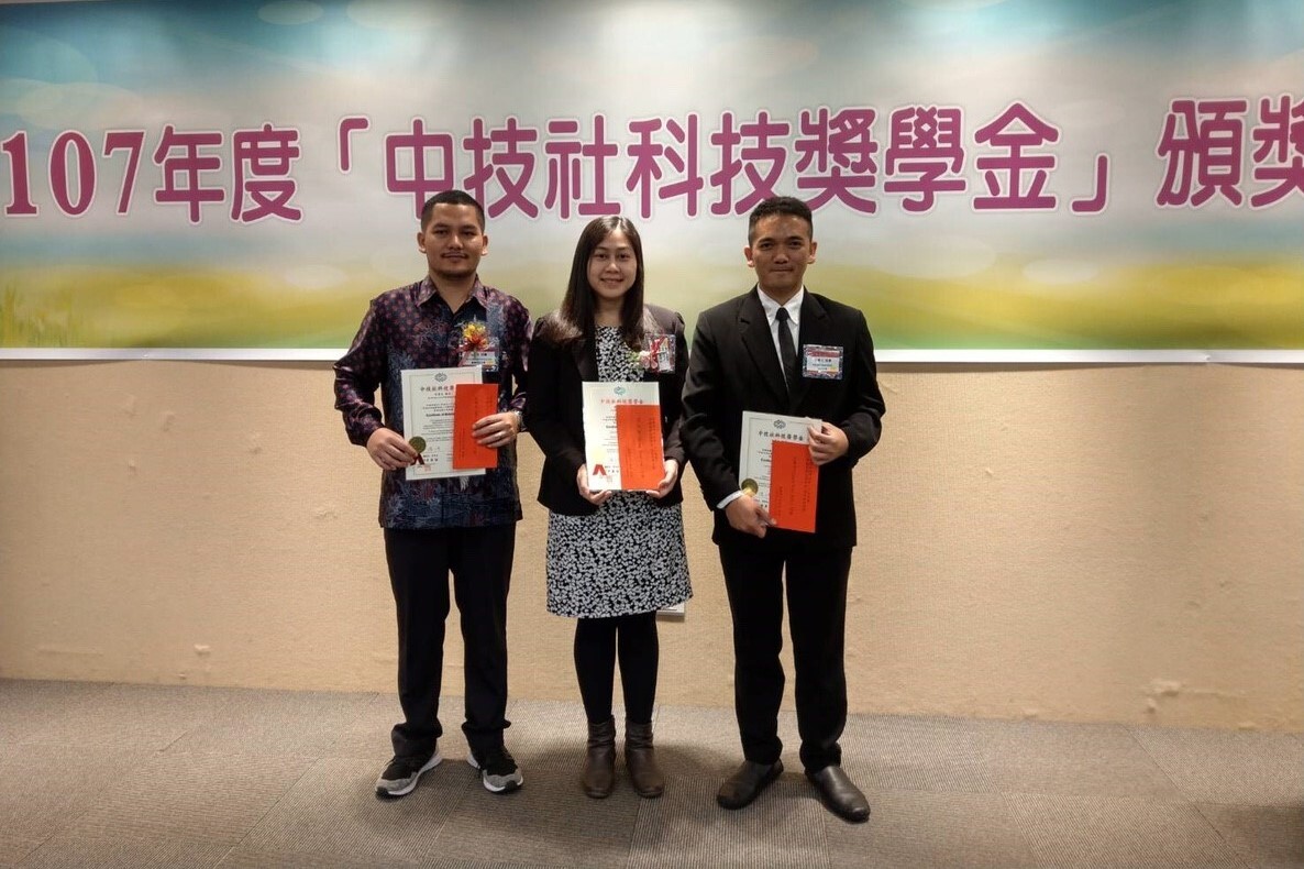 Aning Ayucitra (center) received the Zhongji Society Technology Scholarship in 2018 for her outstanding academic performance.