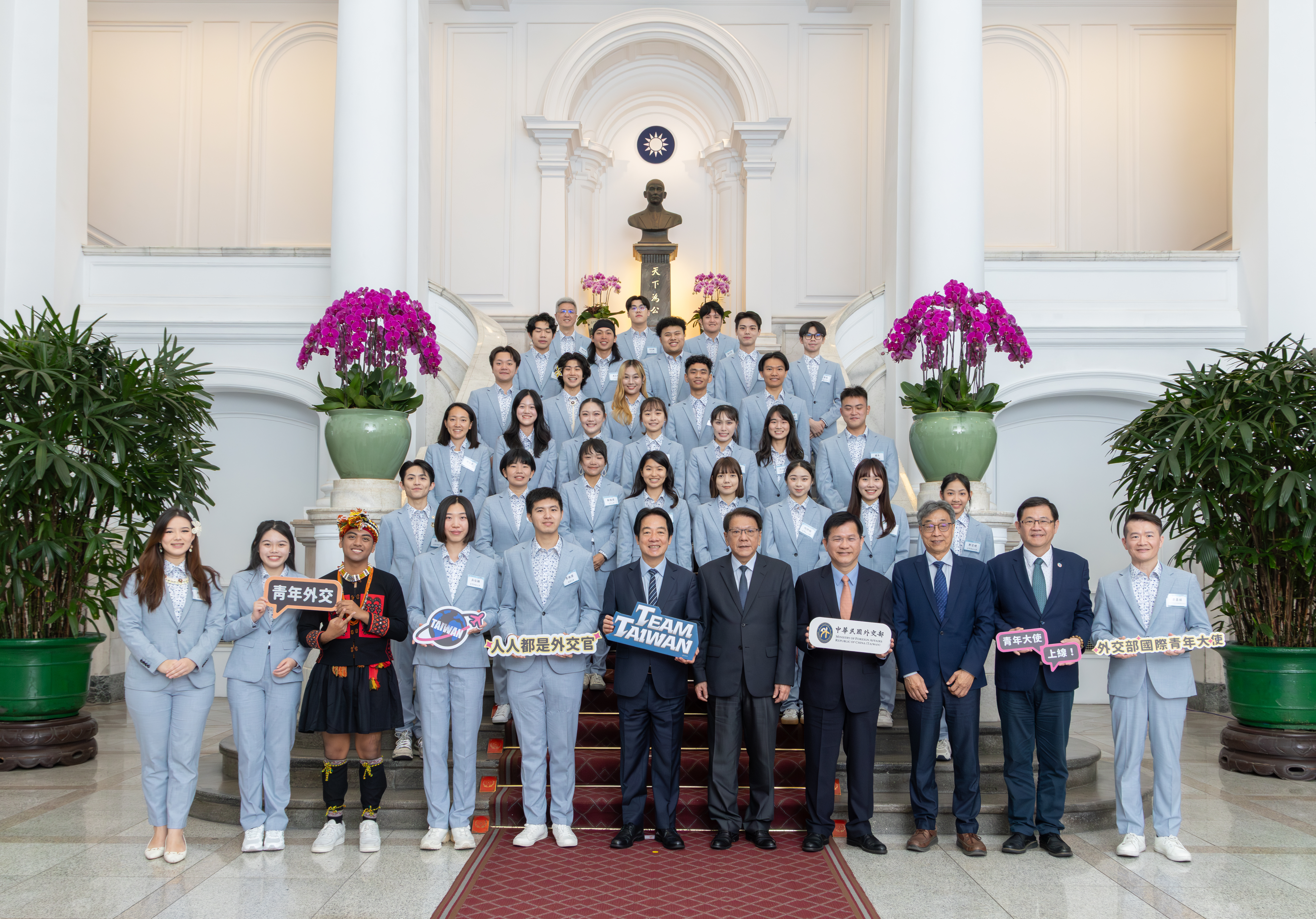 International Youth Ambassadors meet with the President on January 26; Ting-En Chang is second from the left in the second row (photo courtesy of the Office of the President).