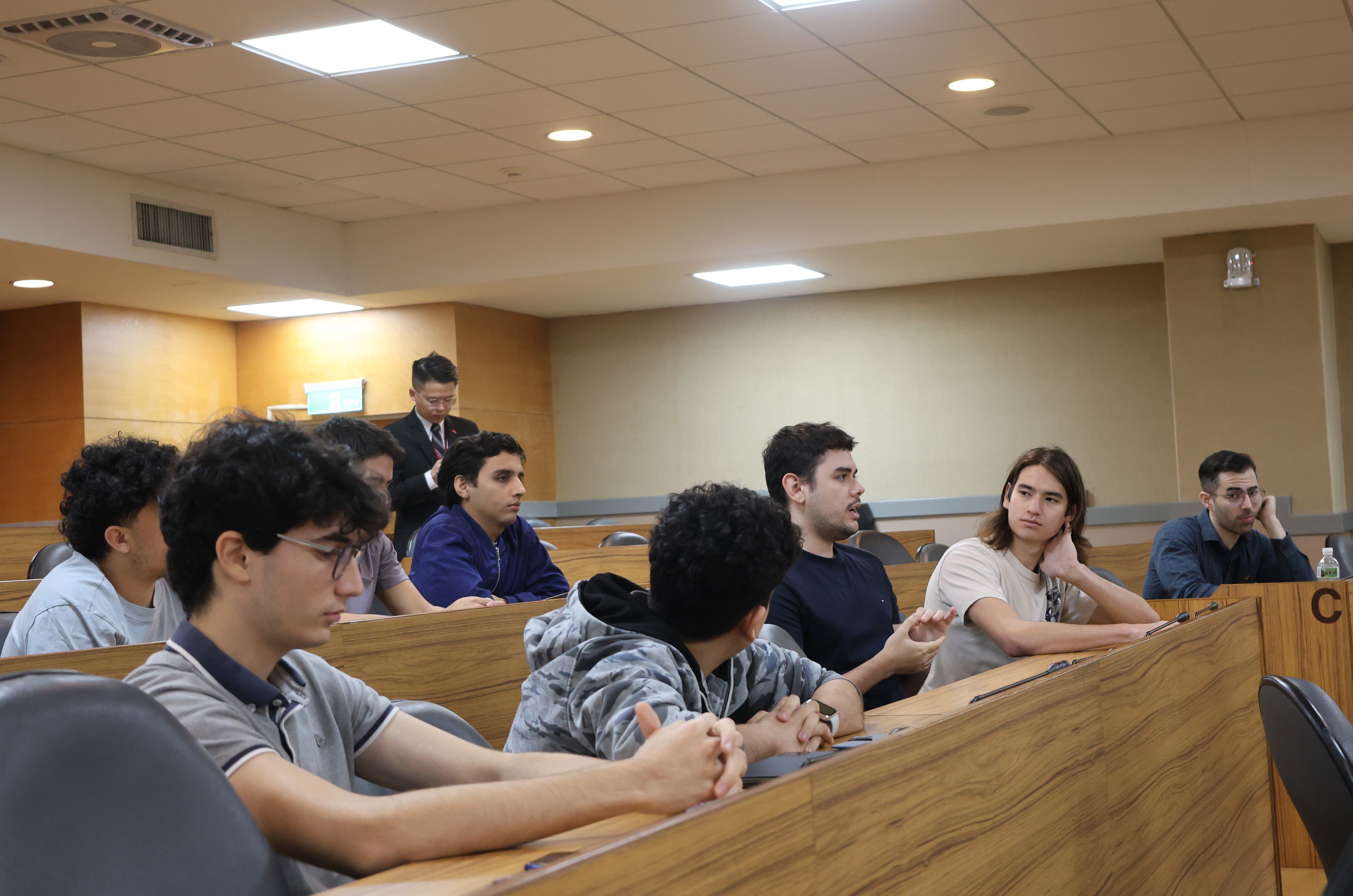 Students raised questions about specific policies of the Paraguayan government regarding introducing Taiwan’s high-tech industries, attracting foreign investment, and supporting youth further education.